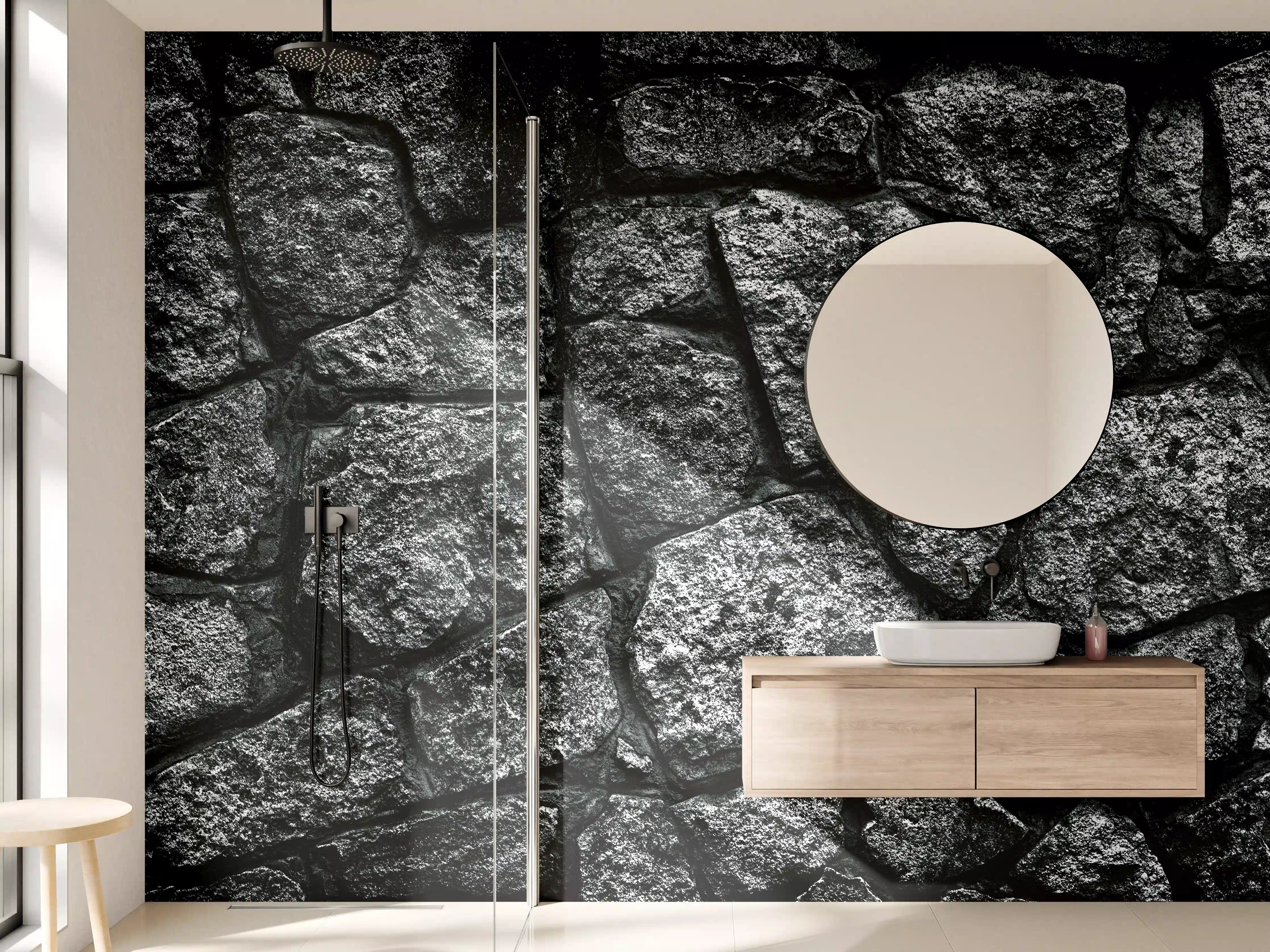 Wandverkleidung Bad - Dunkle Steinwand mit rauer Textur