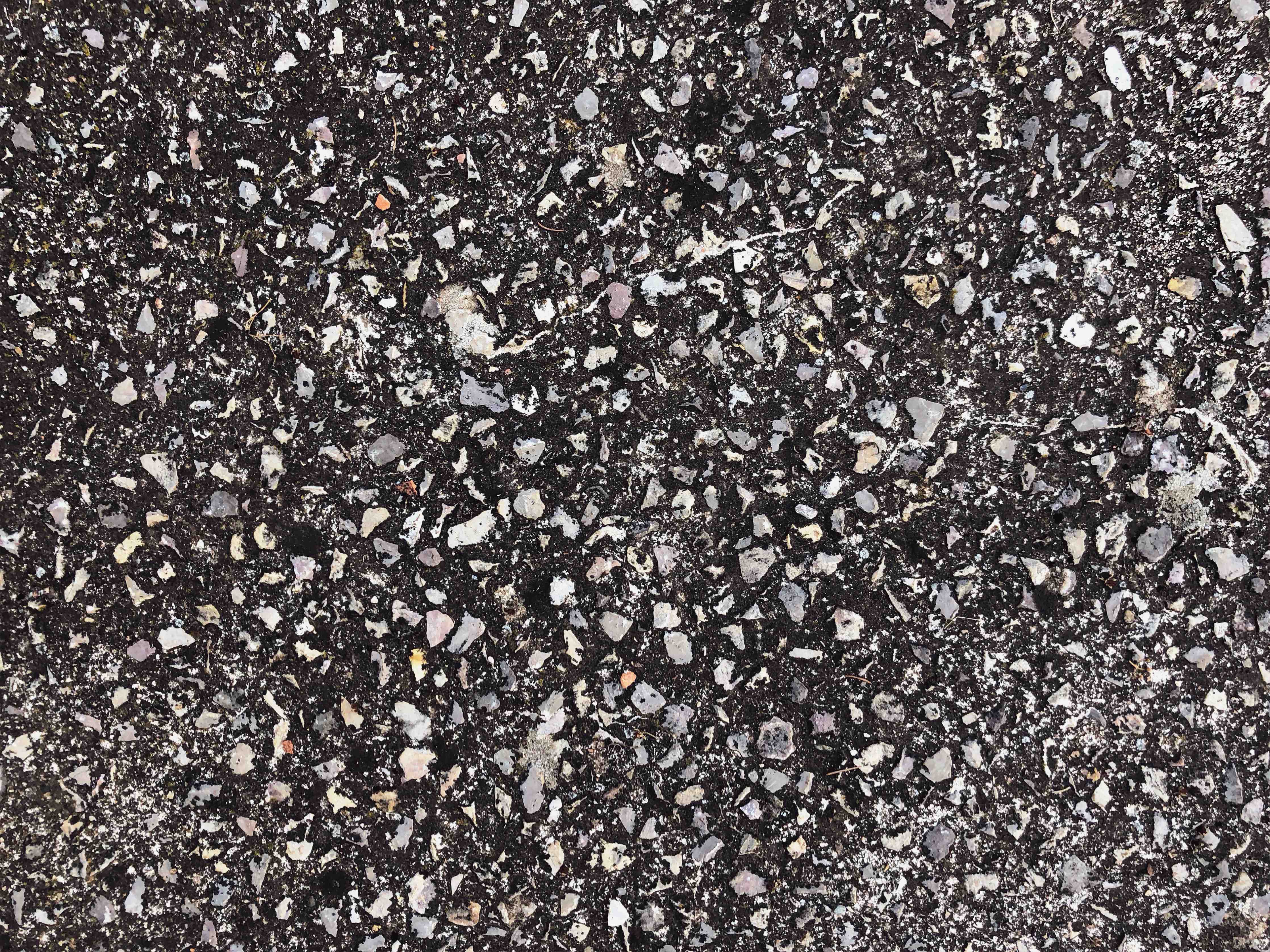 Wandverkleidung Bad-Dunkler Asphalt mit Kieselsteinen