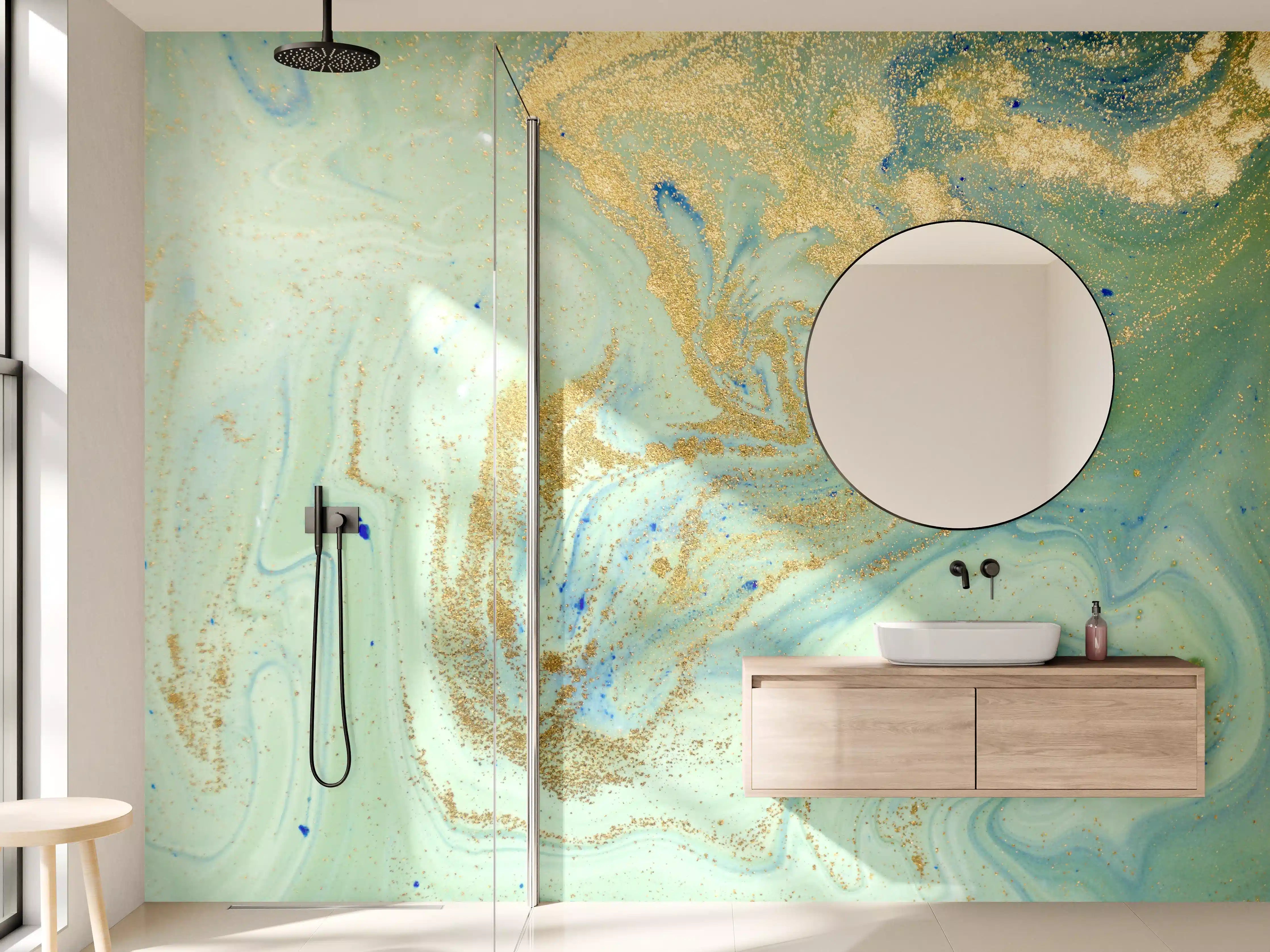 Wandverkleidung Bad - Elegante Marbledekoration mit Goldakzenten