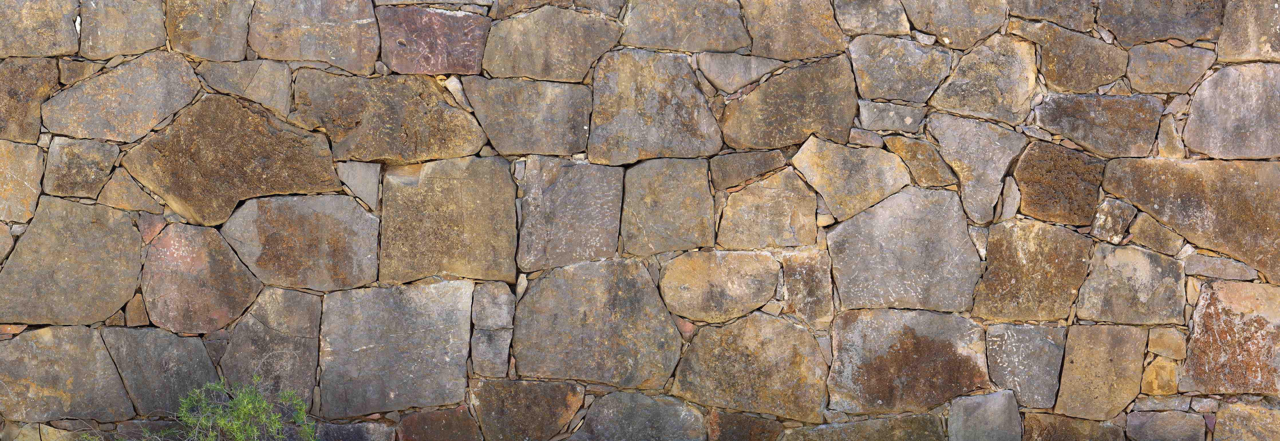 Wandverkleidung Bad-Erdfarbene Natursteinmauer mit Graunuancen