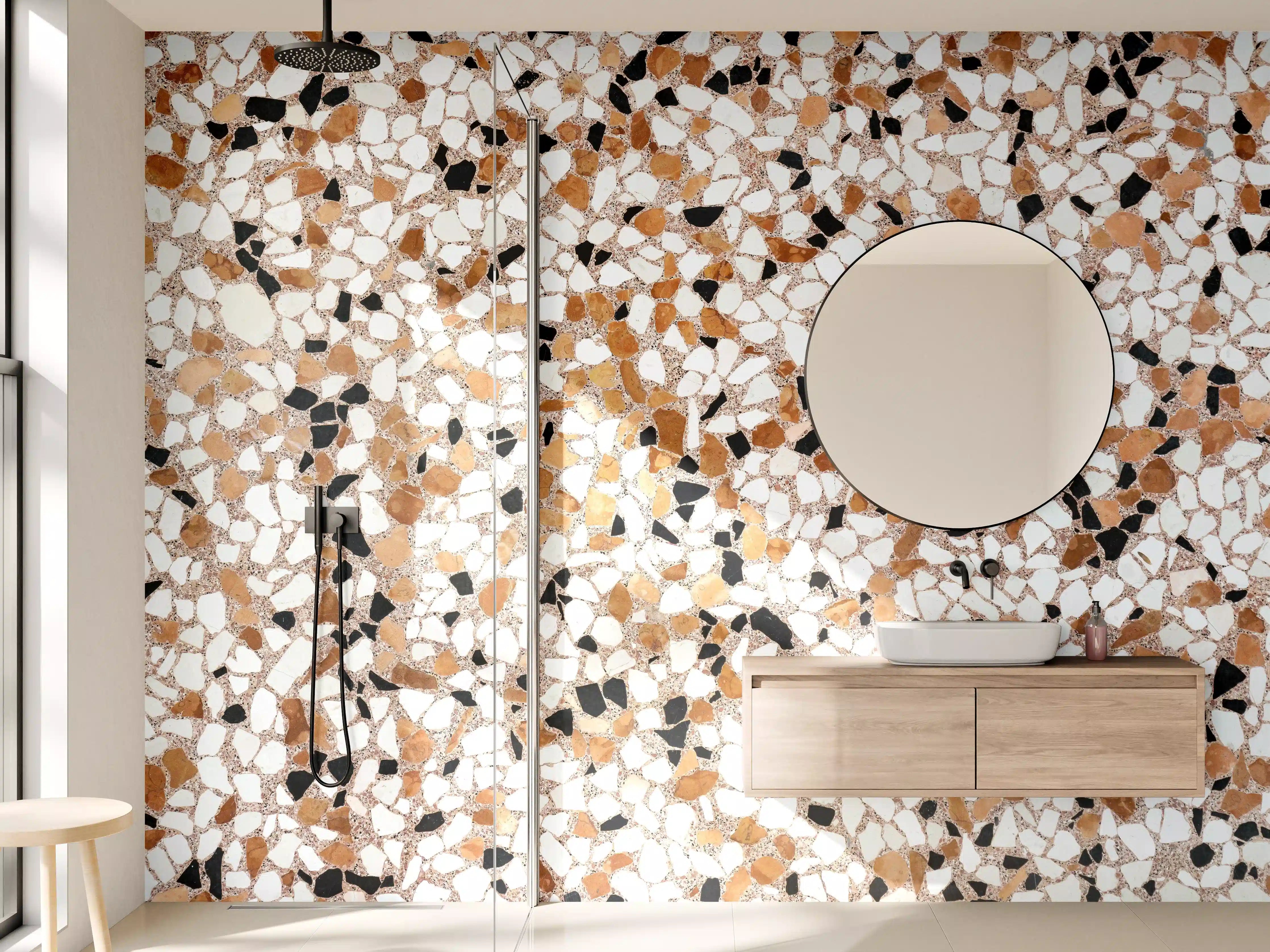 Wandverkleidung Bad - Fein strukturierte Marmoroptik in warmen Tönen