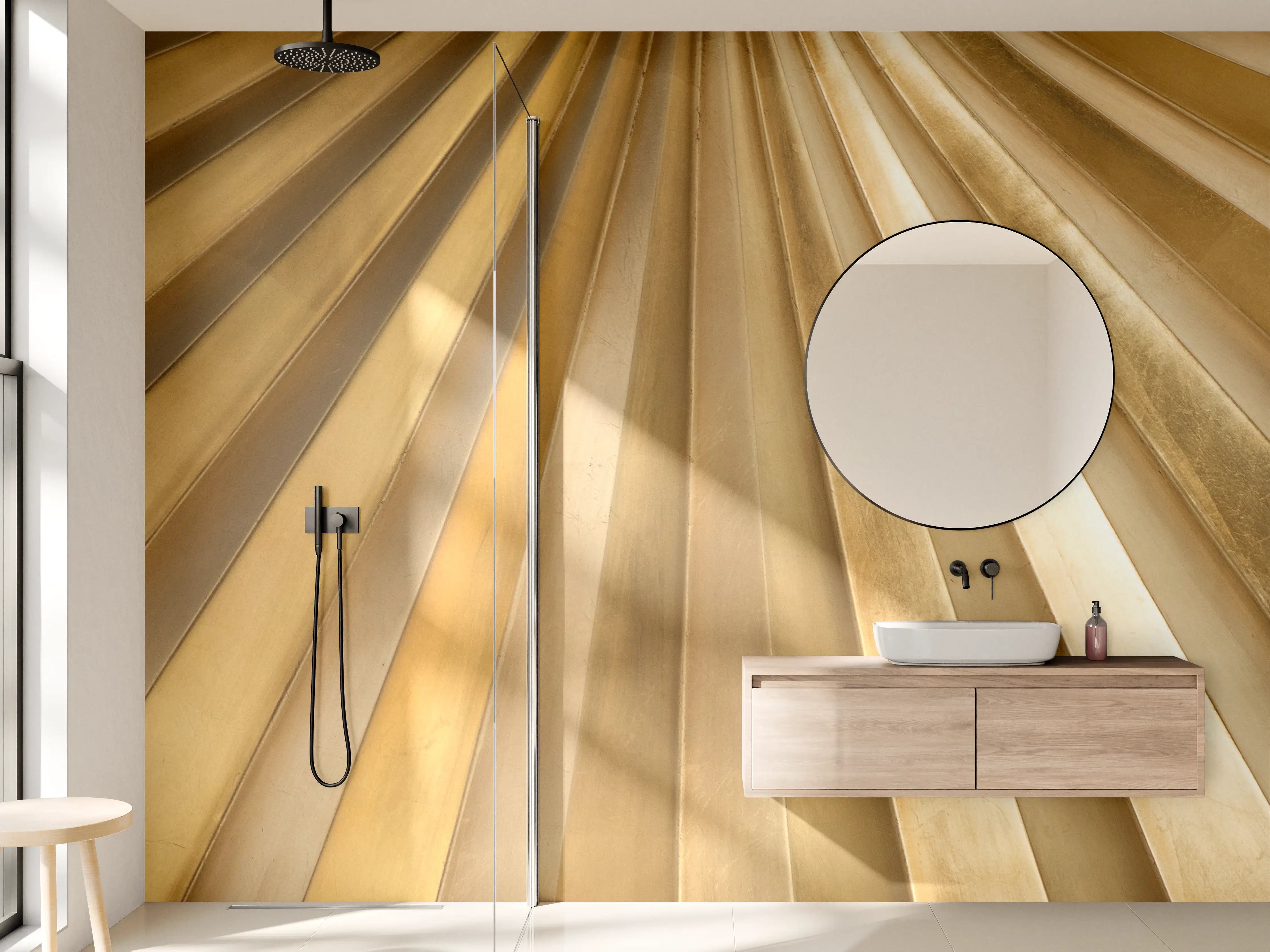 Wandverkleidung Bad - Goldene Metallstreifen in warmem Licht