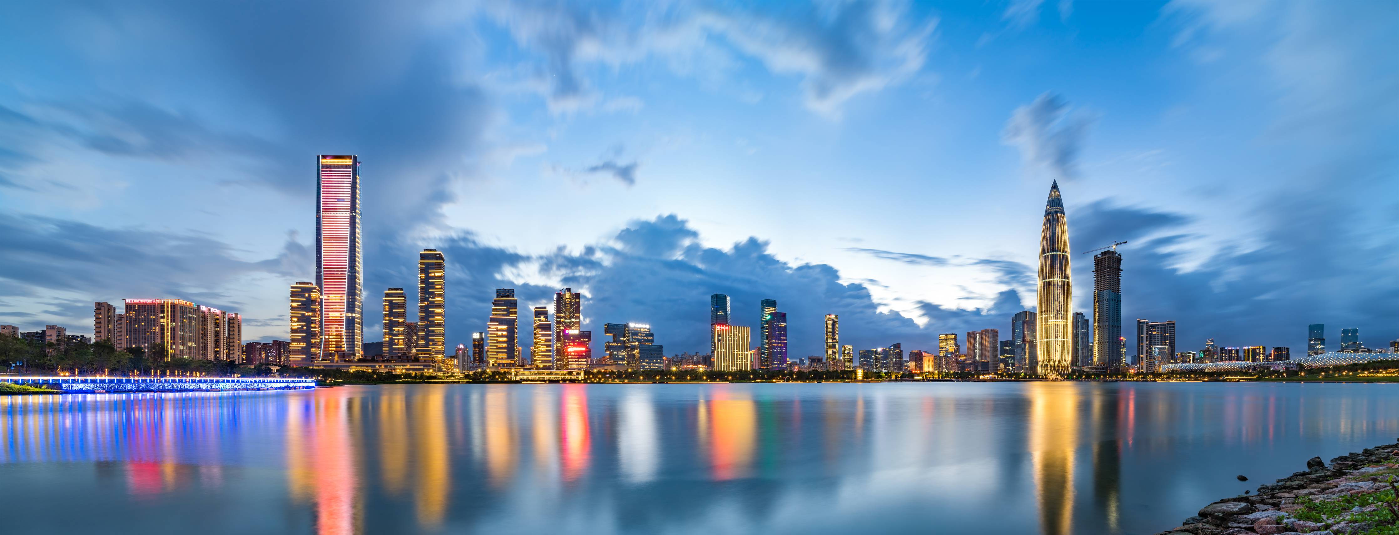 Wandverkleidung Bad-Grau im Abendlicht