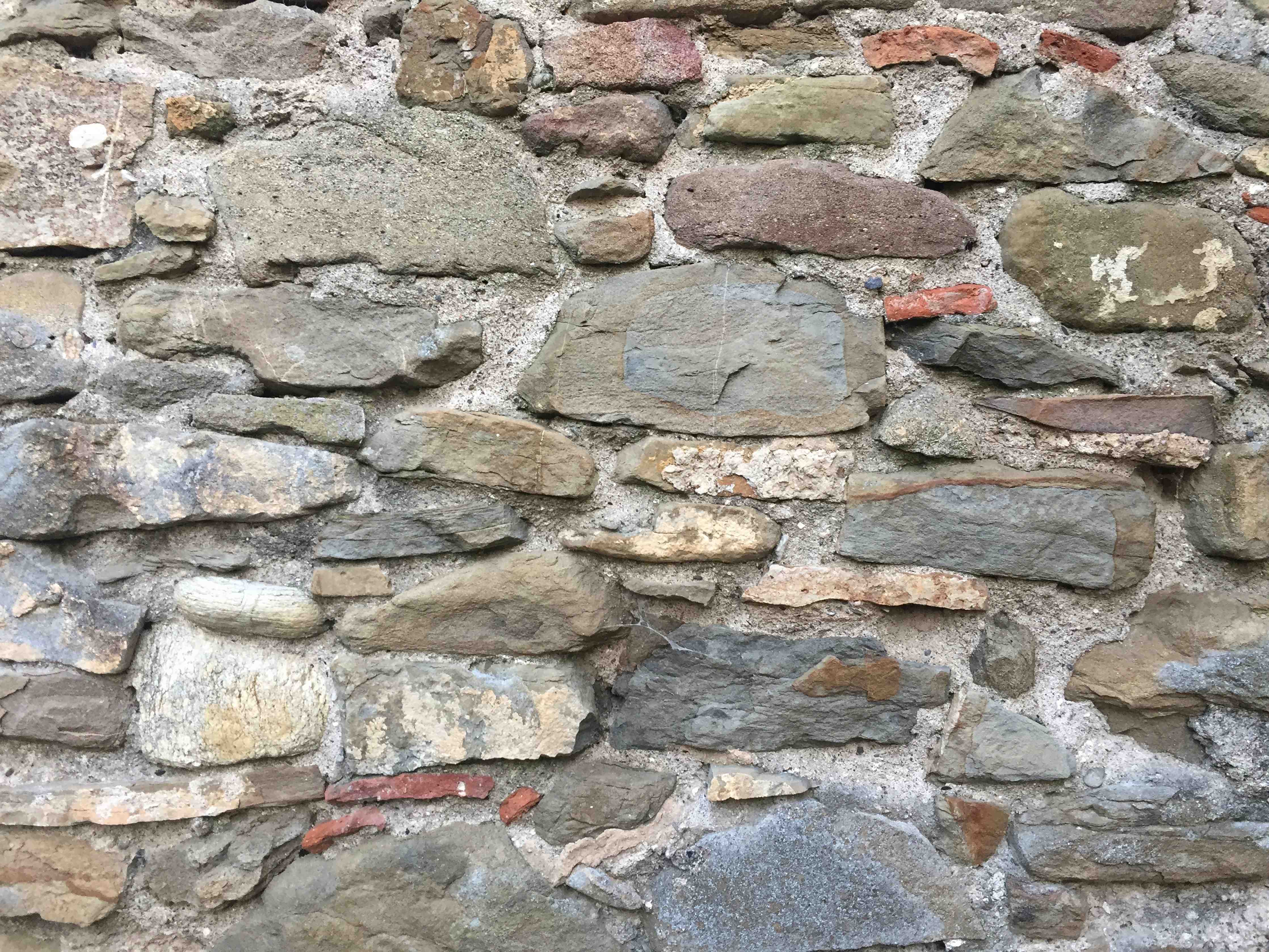 Wandverkleidung Bad-Graubeige Steinwand mit weißen Akzenten