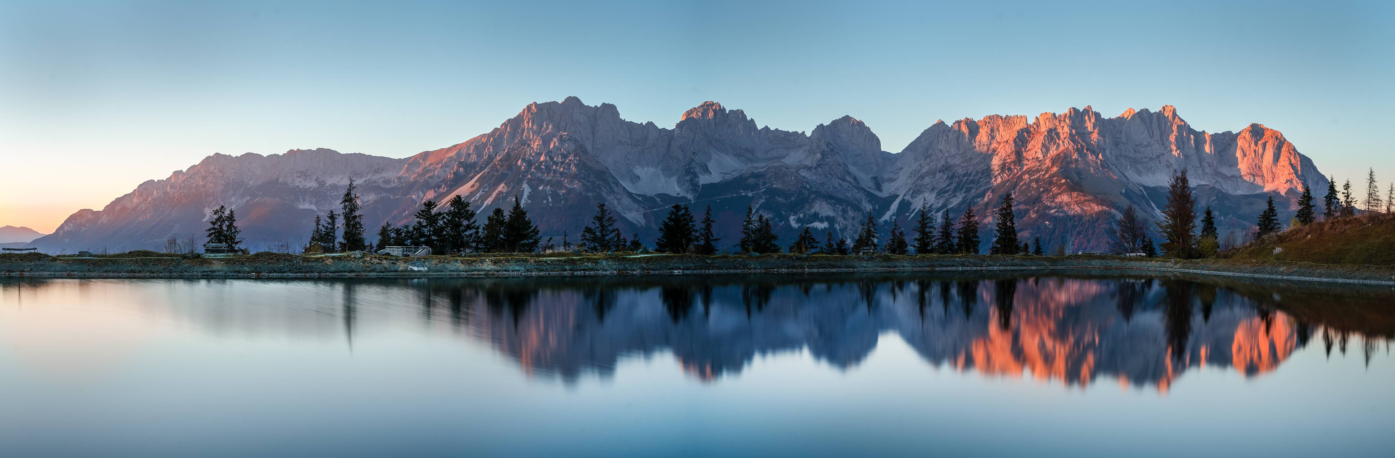 Wandverkleidung Bad-Graue Morgenberge bei Sonnenlicht