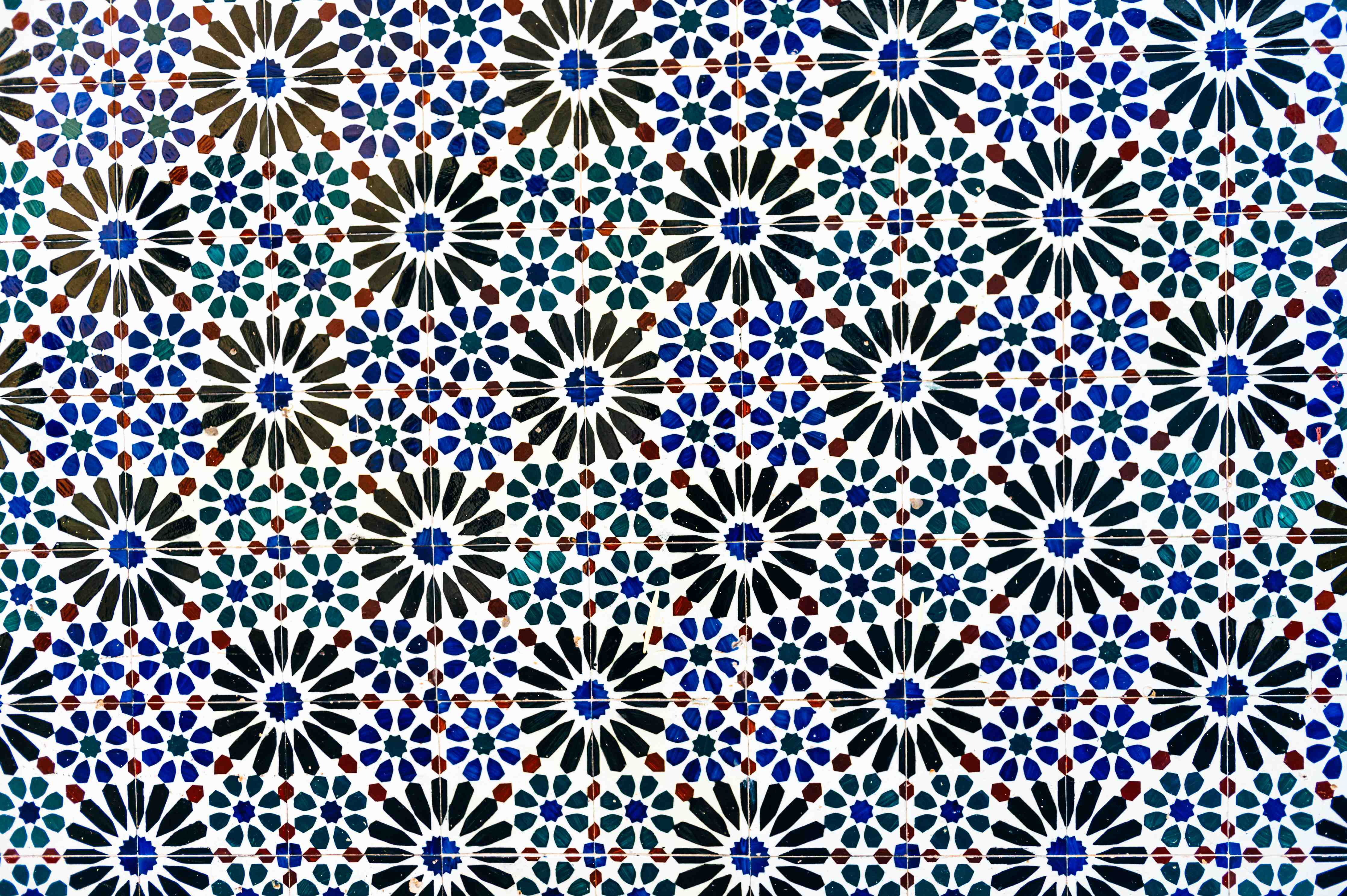 Wandverkleidung Bad-Graue Mosaikfliesen mit geometrichem Design