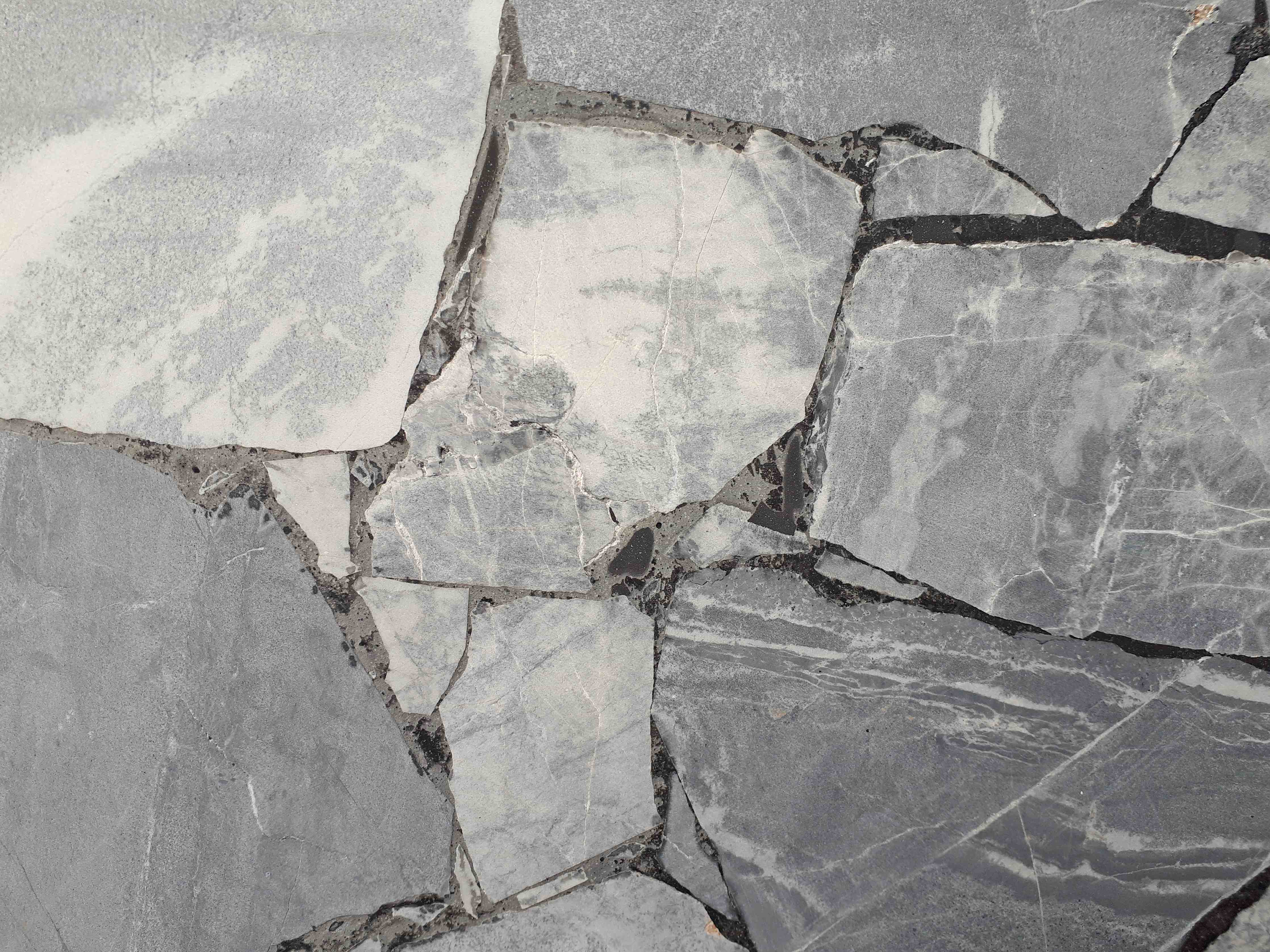 Wandverkleidung Bad-Graue Naturstein-Optik mit Rissen