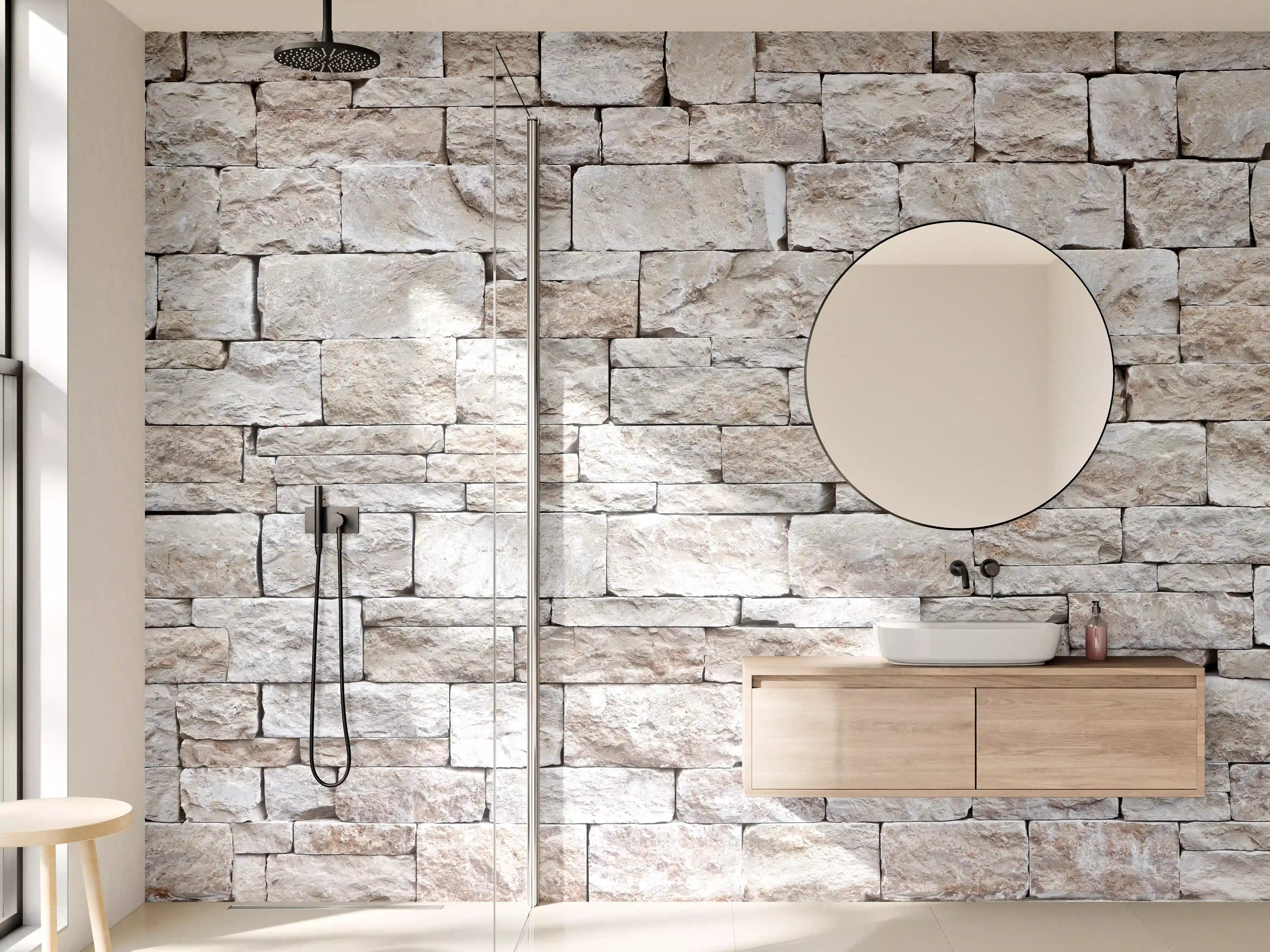 Wandverkleidung Bad - Graue Natursteinmauer in sanften Tönen