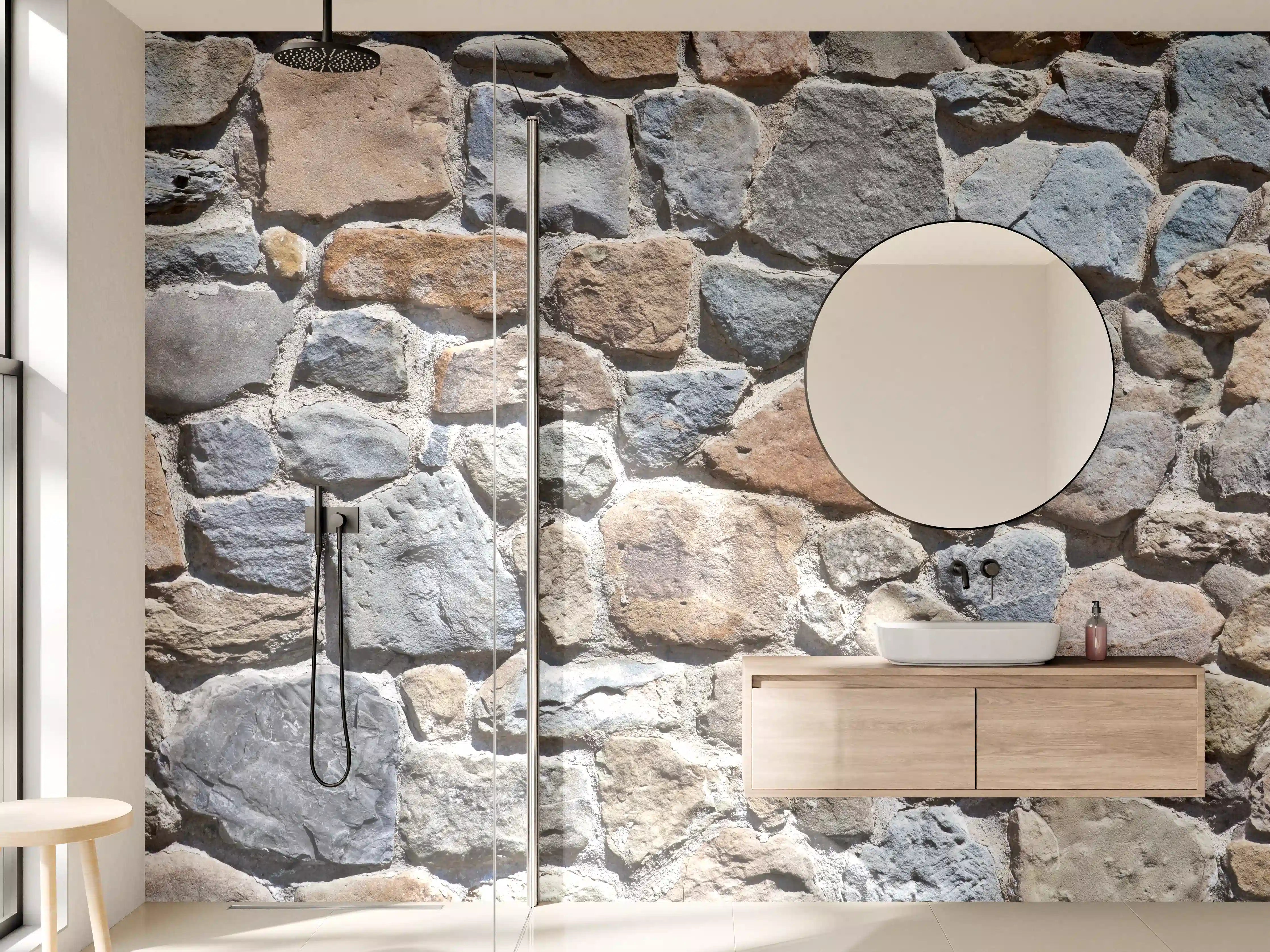 Wandverkleidung Bad - Graue Natursteinmauer mit Farbvielfalt