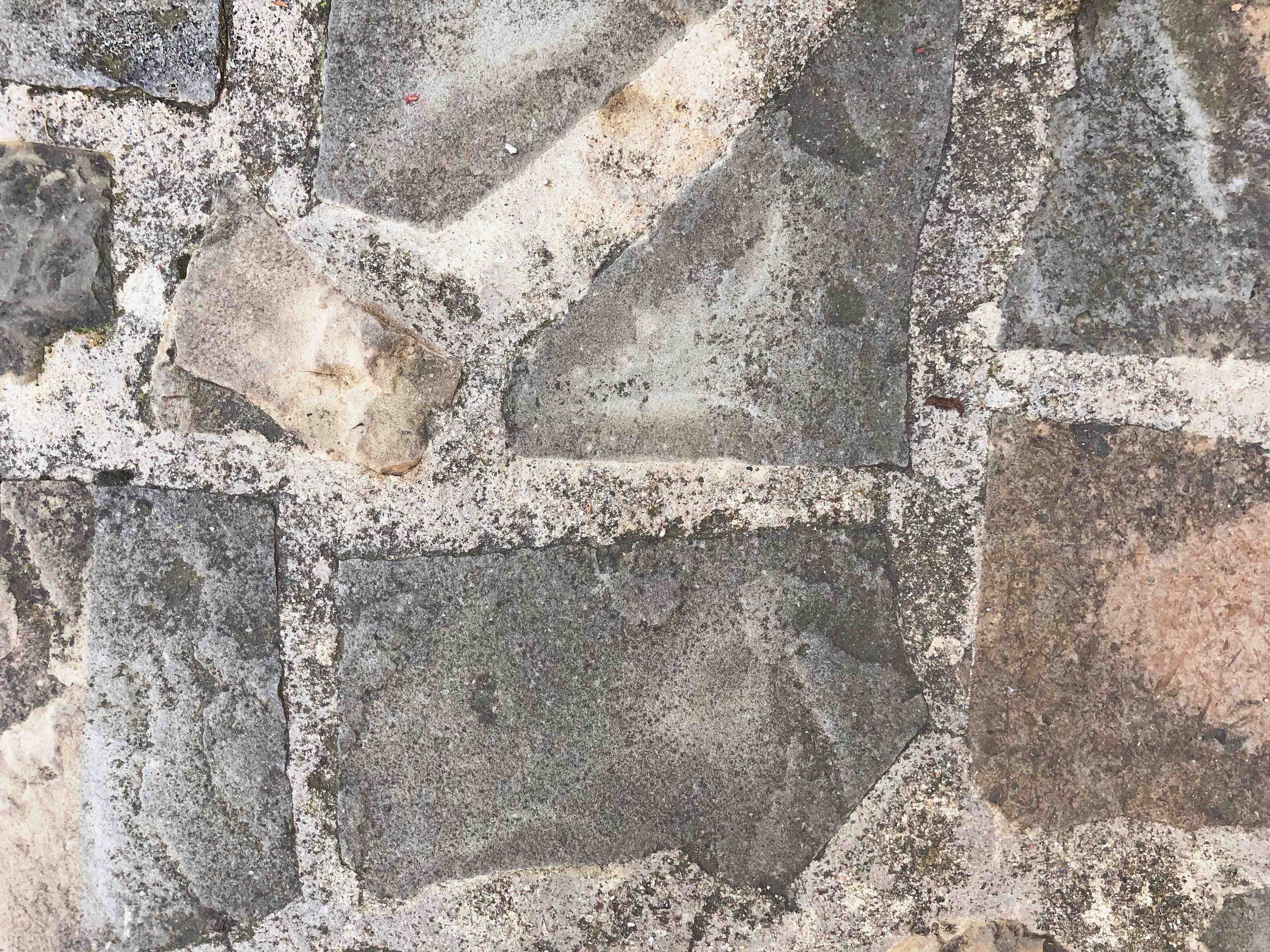 Wandverkleidung Bad-Graue Natursteinmauer mit weißen Akzenten