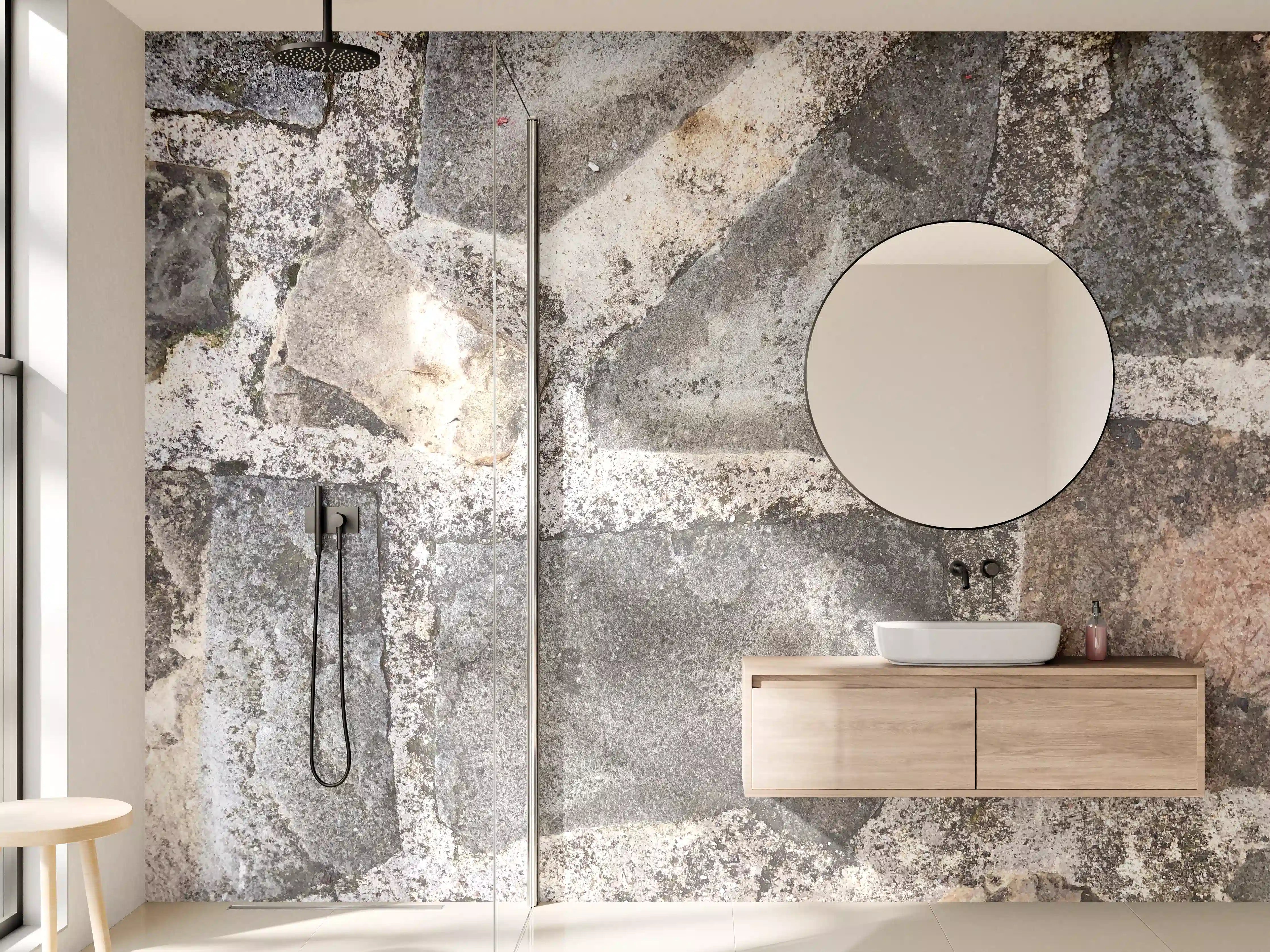 Wandverkleidung Bad - Graue Natursteinmauer mit weißen Akzenten