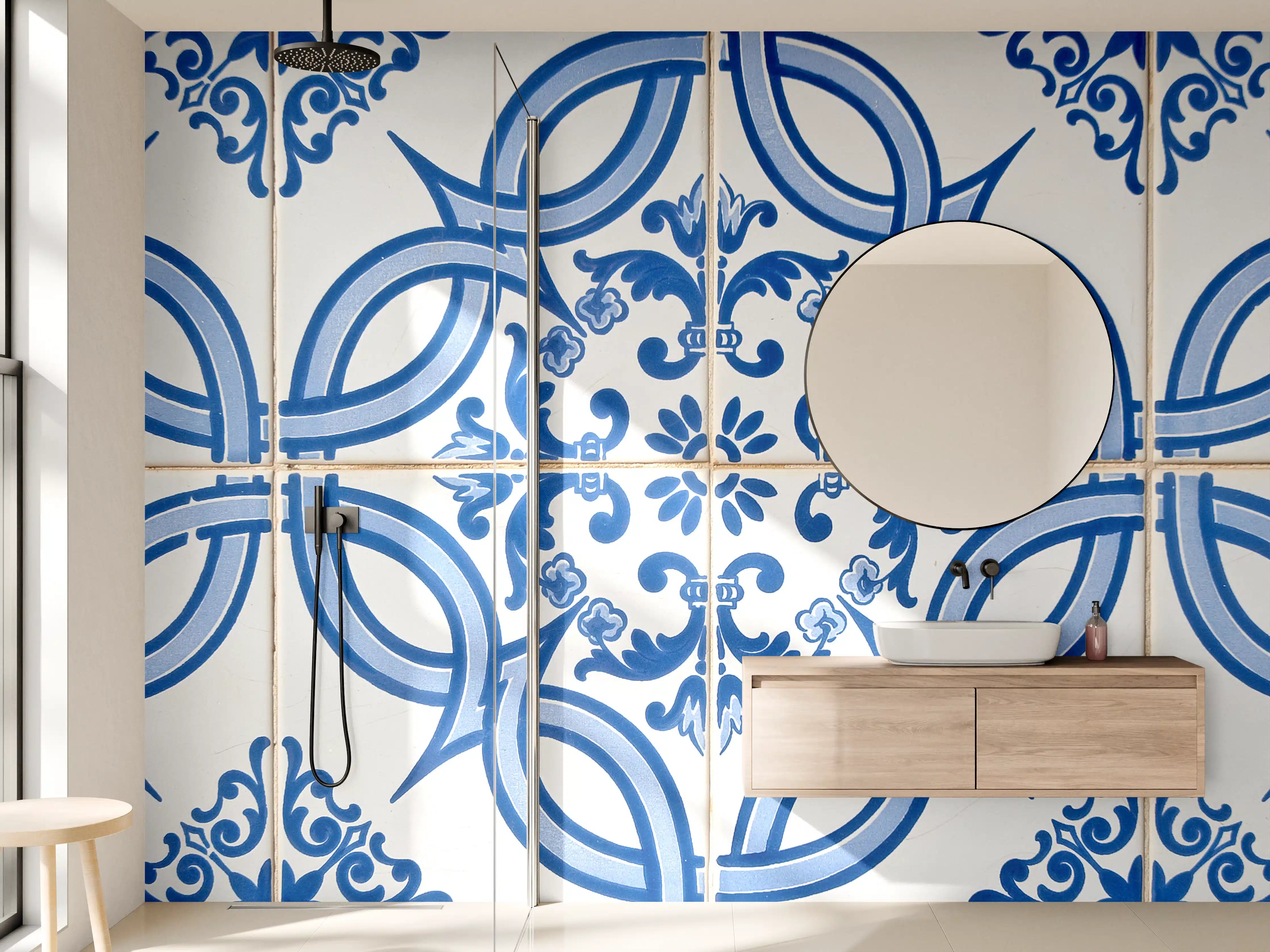 Wandverkleidung Bad - Graue Ornamentfliesen in Blau und Weiß