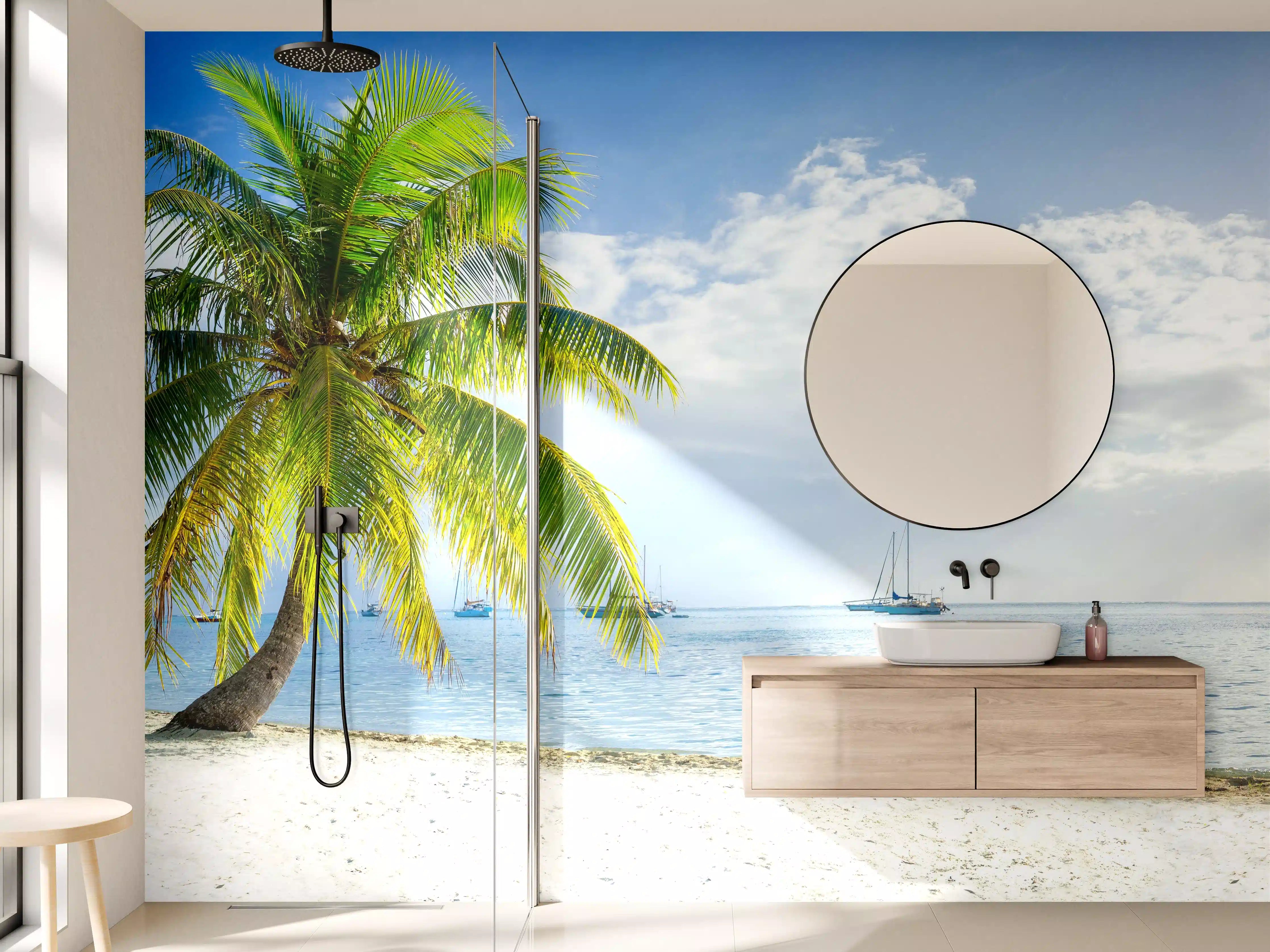 Wandverkleidung Bad - Graue Palmen am azurblauen Strand