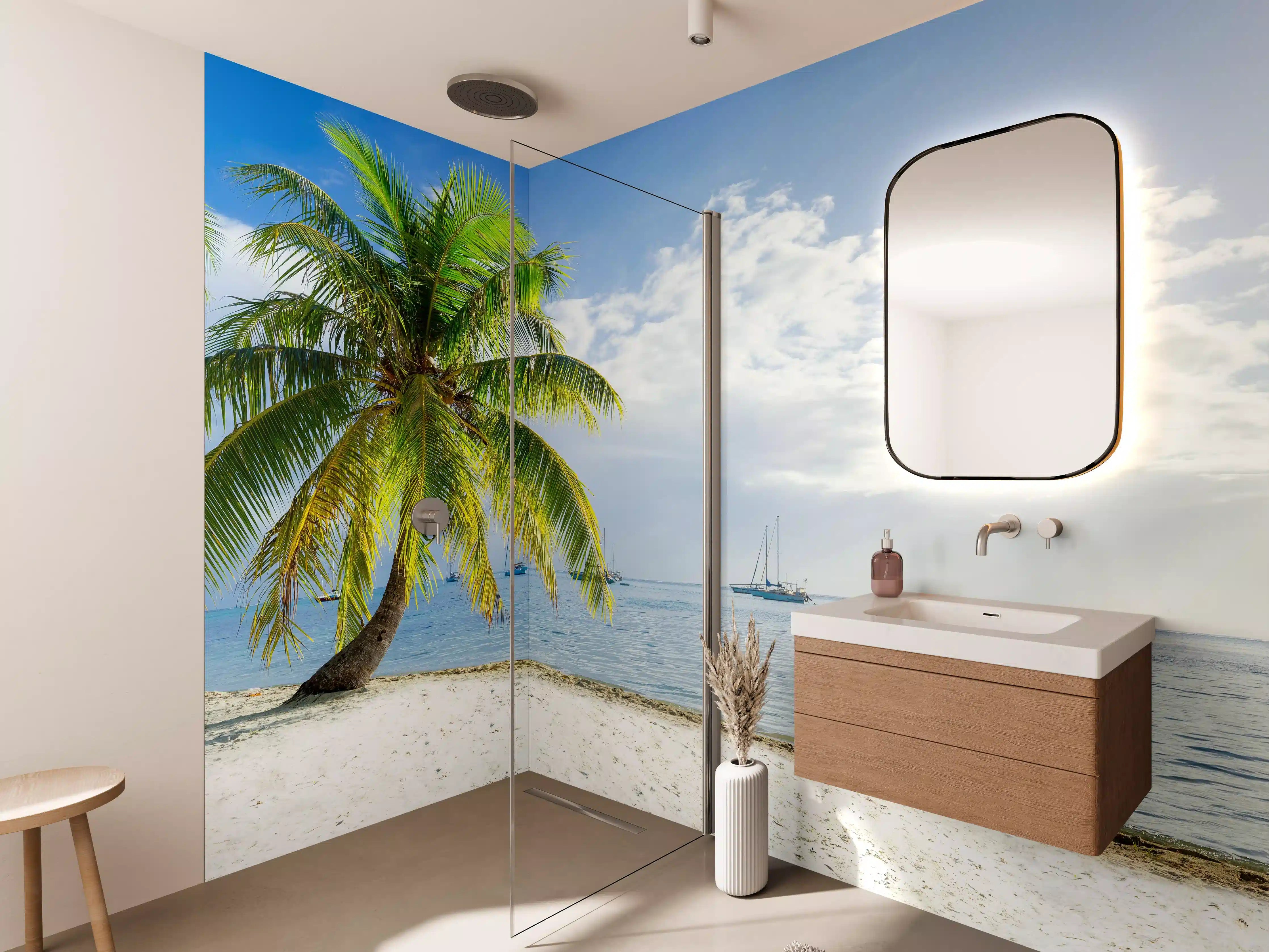 Wandverkleidung Bad - Graue Palmen am azurblauen Strand