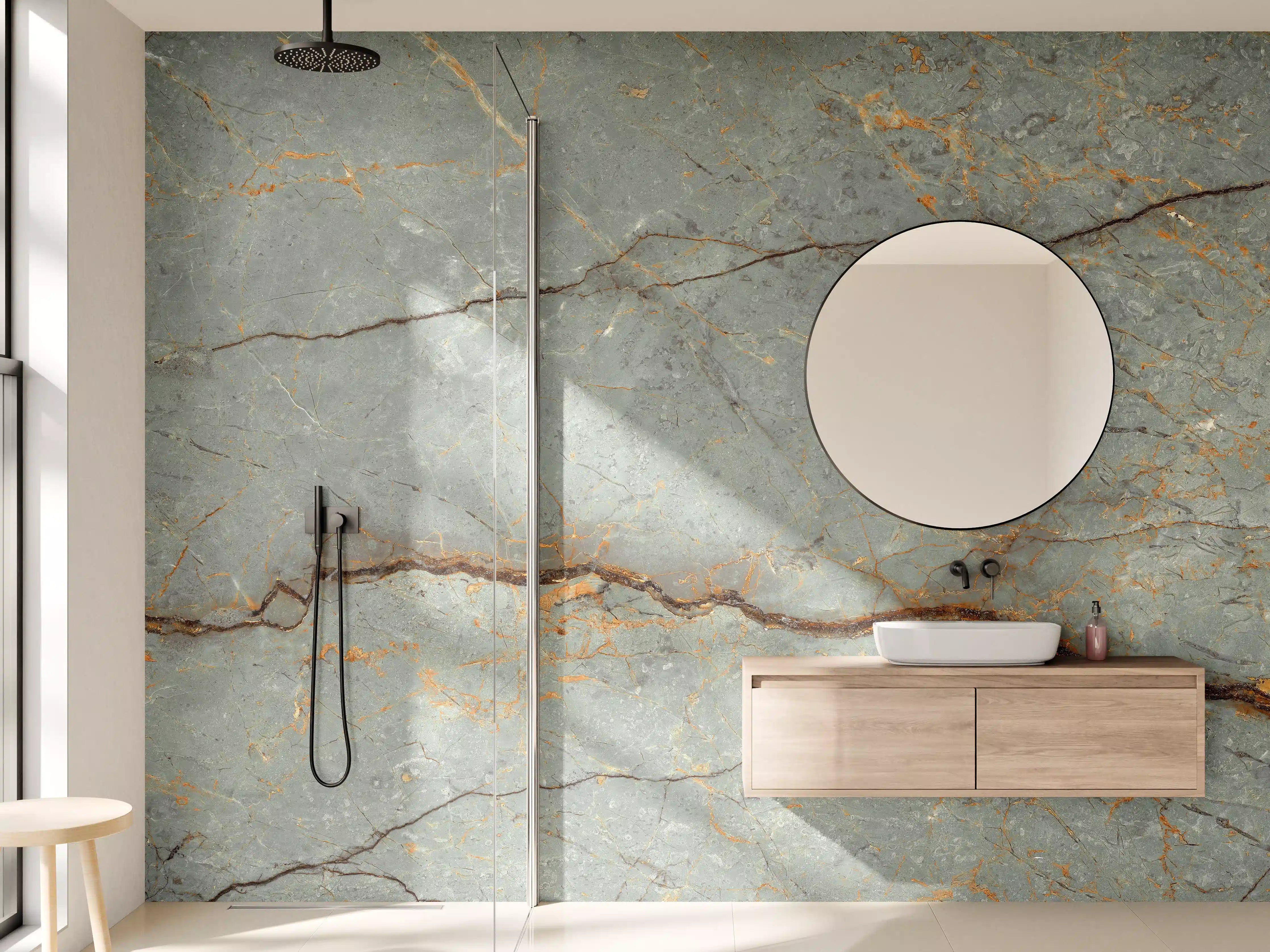 Wandverkleidung Bad - Graue Steinmauer mit braunen Adern