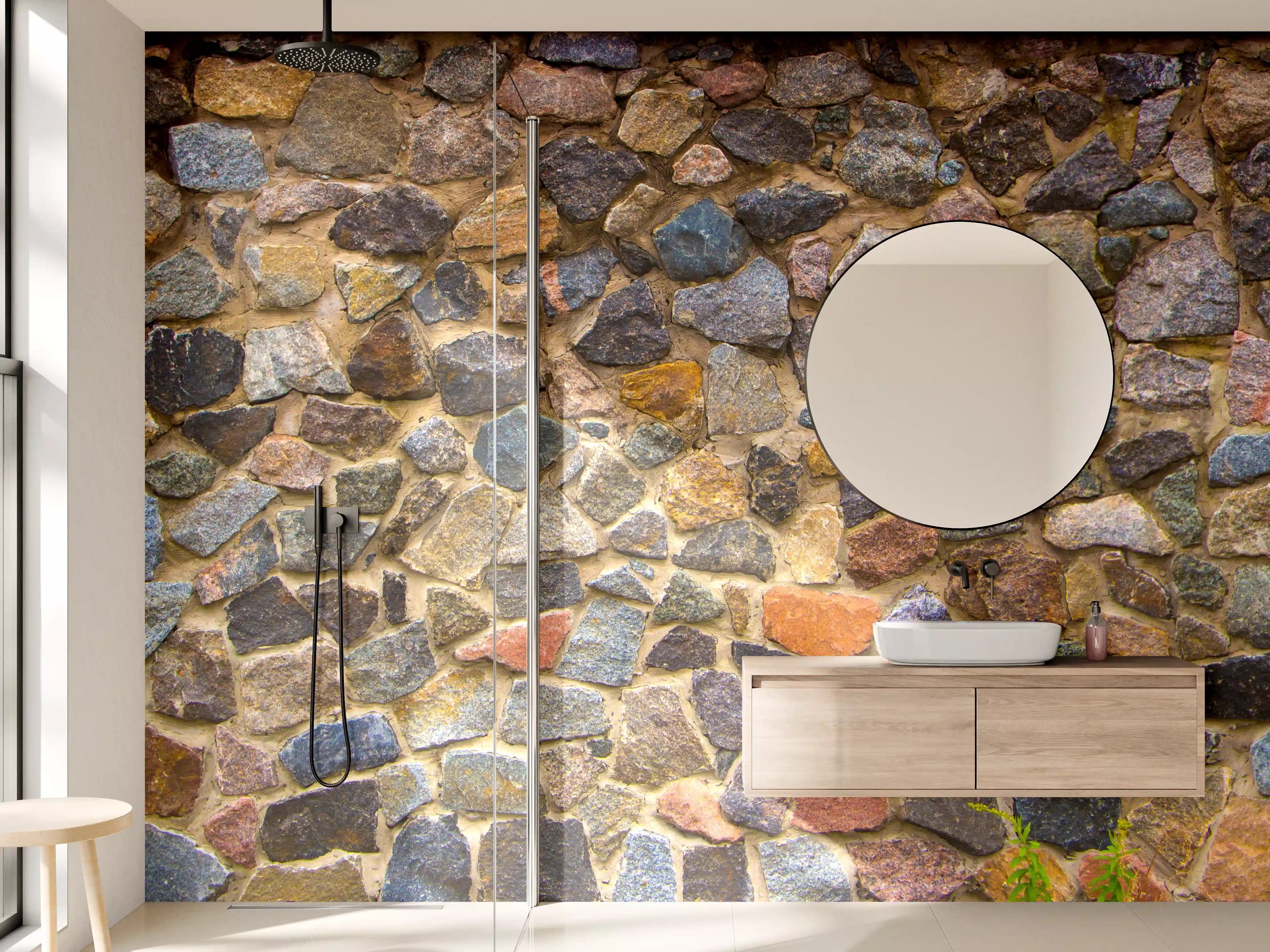 Wandverkleidung Bad - Graue Steinmauer mit bunten Kieseln