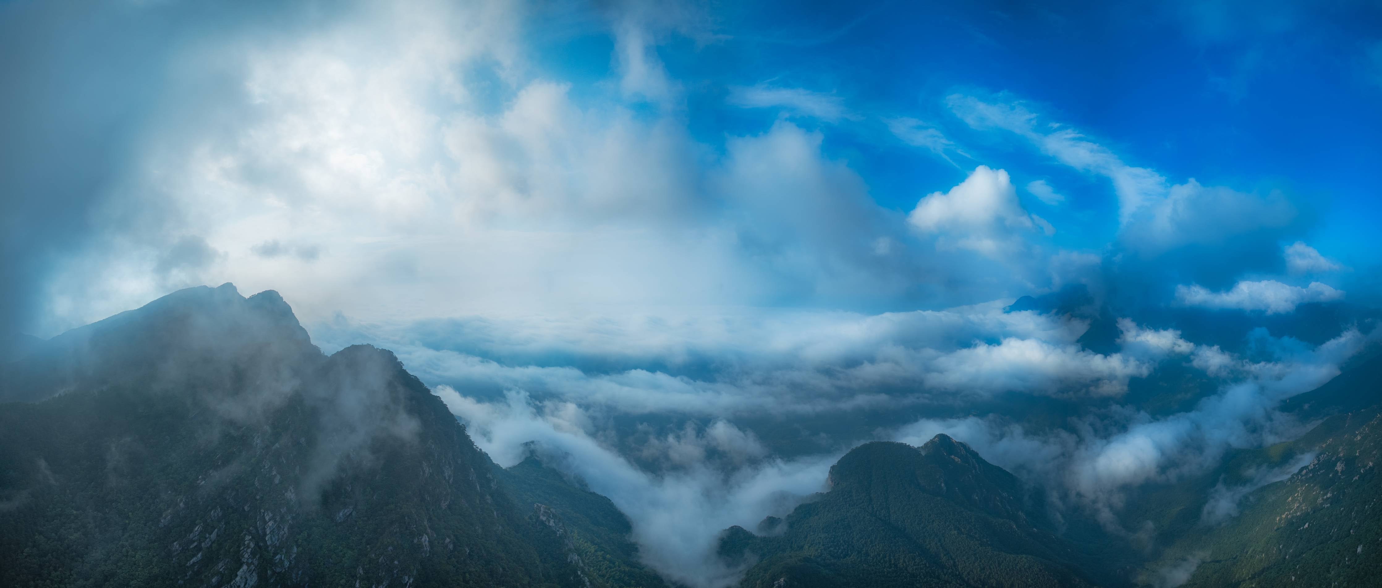 Wandverkleidung Bad-Graue Wolken über schneebedeckten Gipfeln