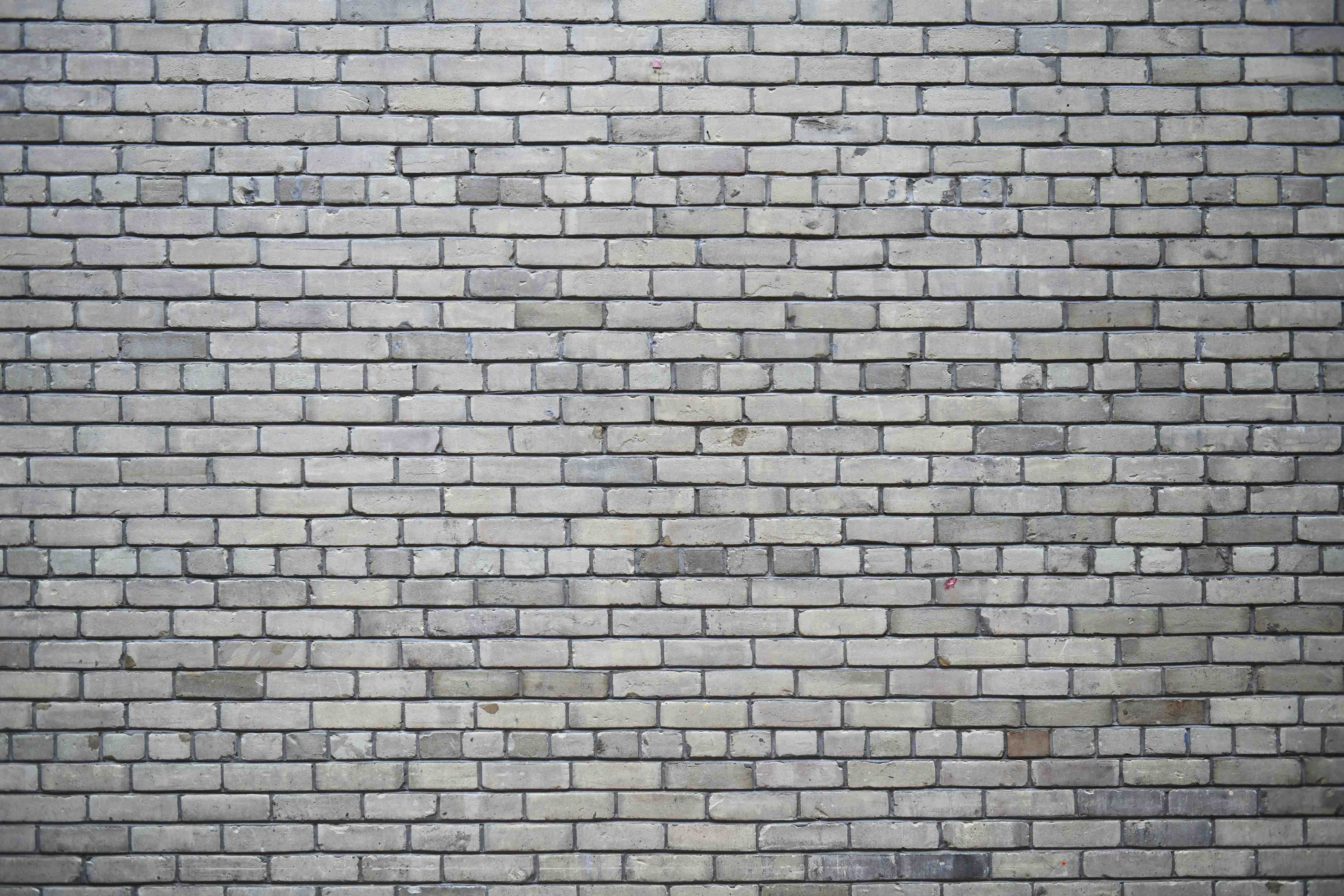 Wandverkleidung Bad-Graue Ziegelsteinwand mit subtiler Textur