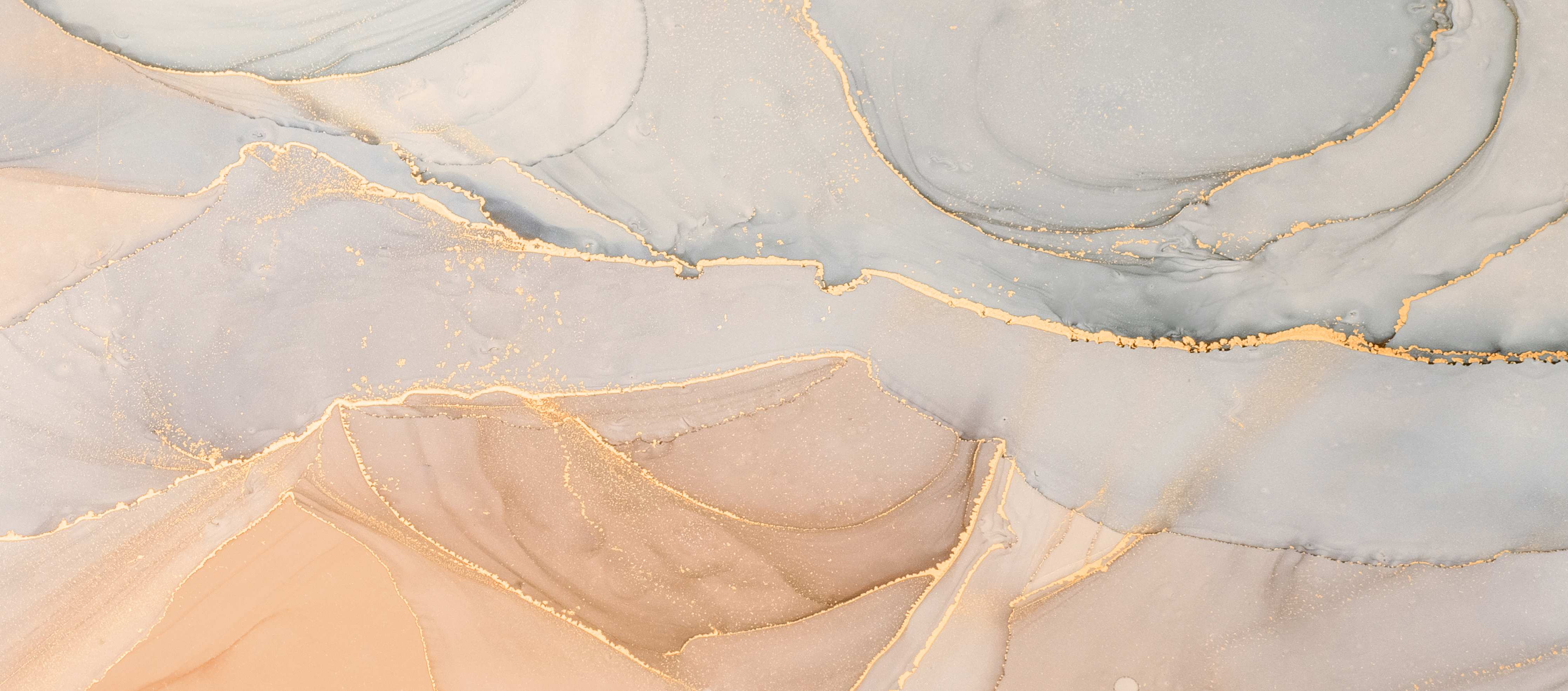 Wandverkleidung Bad-Grauer Marmor mit goldener Eleganz