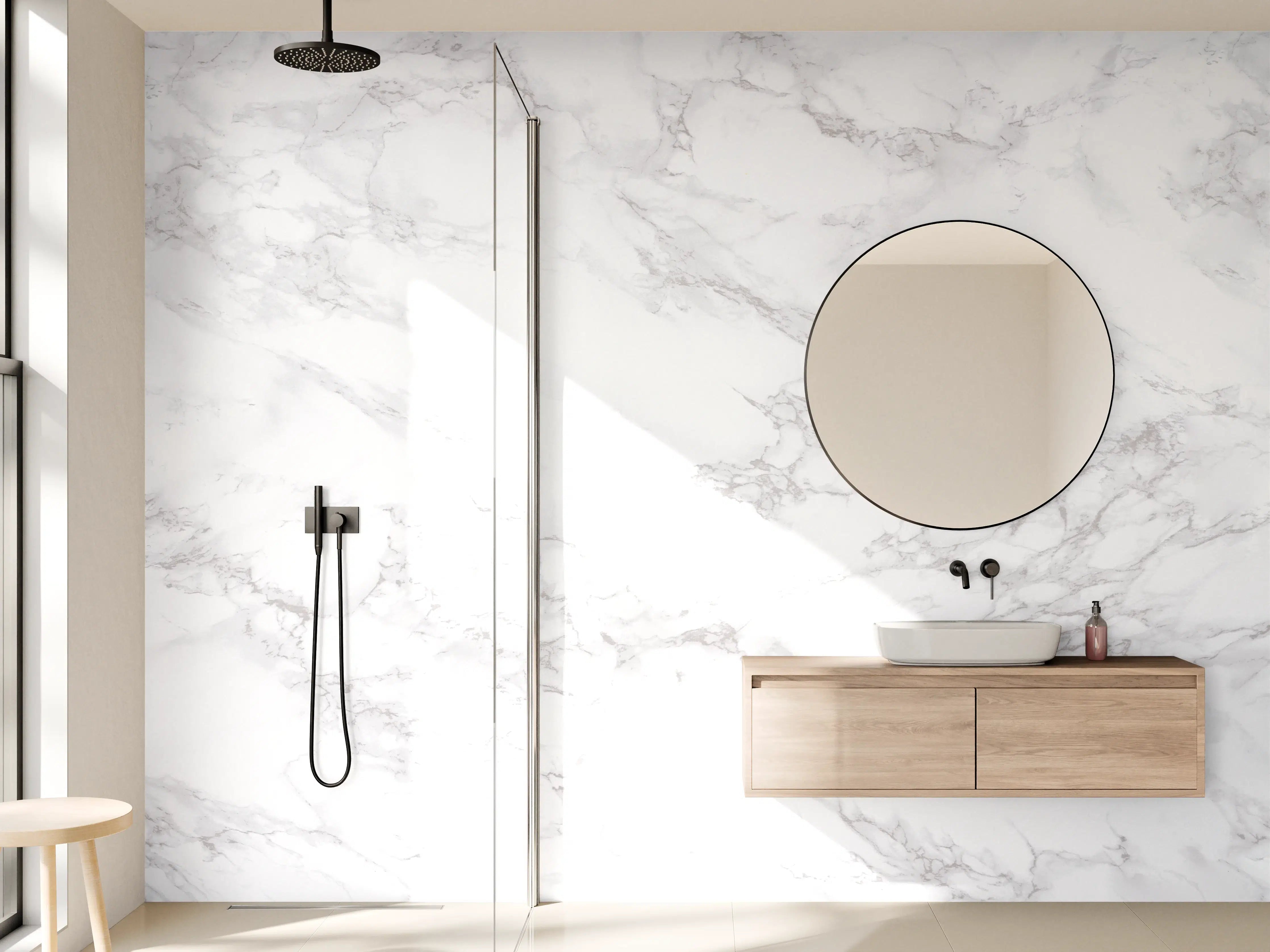 Wandverkleidung Bad - Grauer Marmor mit vergoldeten Akzenten