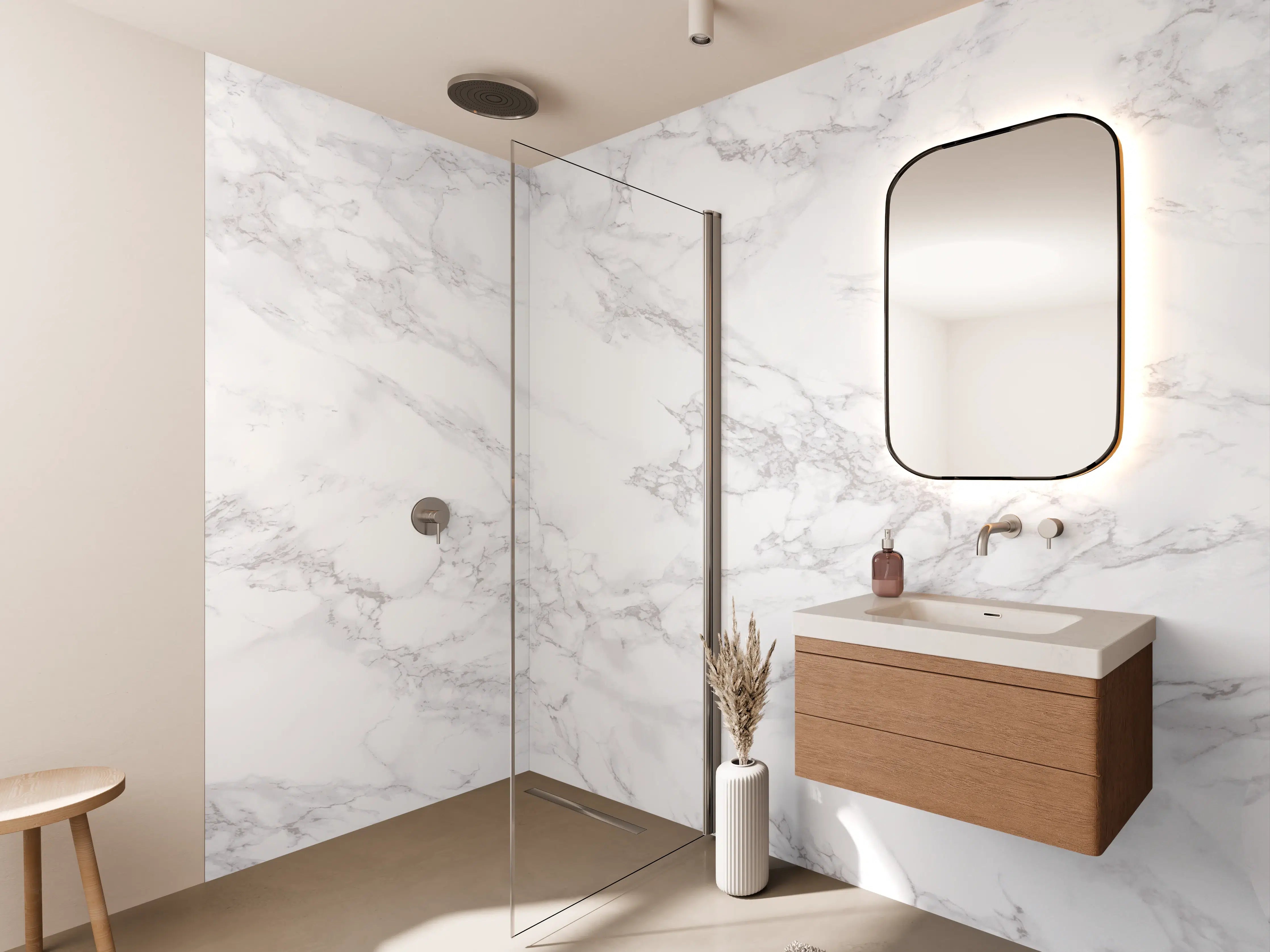 Wandverkleidung Bad - Grauer Marmor mit vergoldeten Akzenten