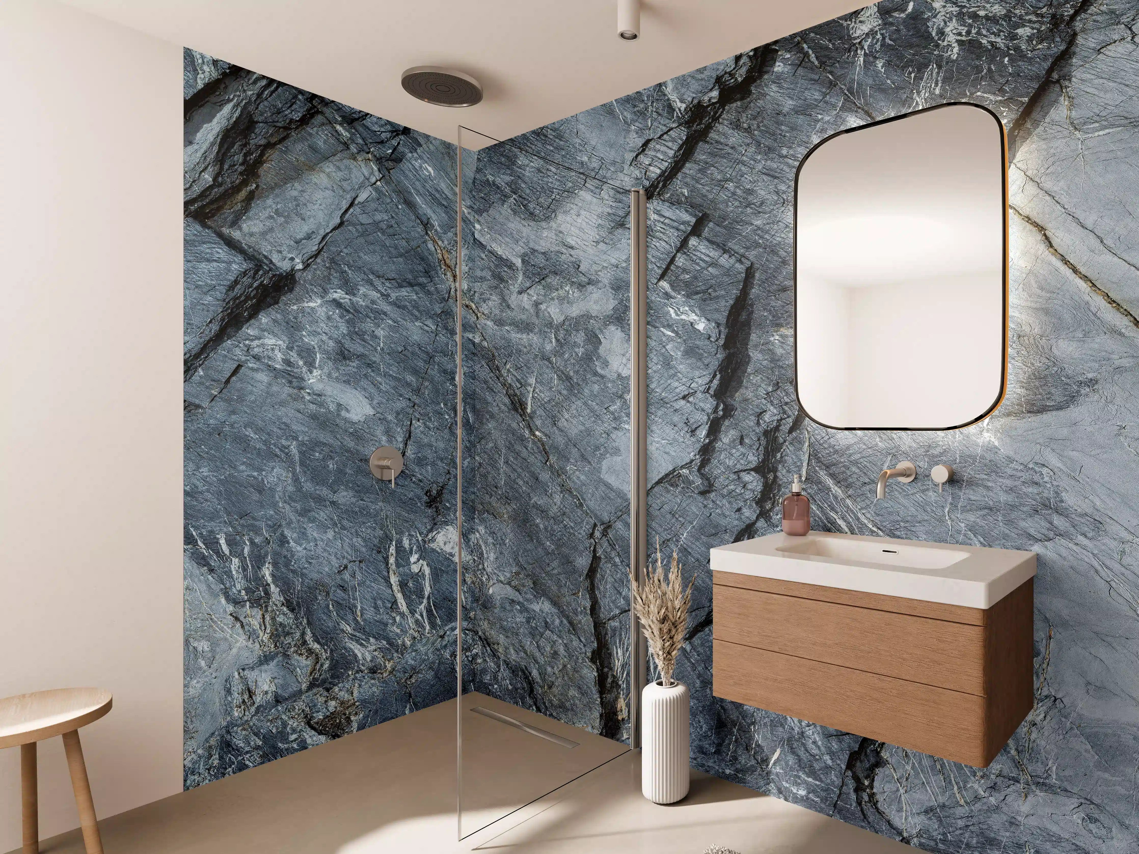 Wandverkleidung Bad - Grauer Naturstein mit dunklen Adern