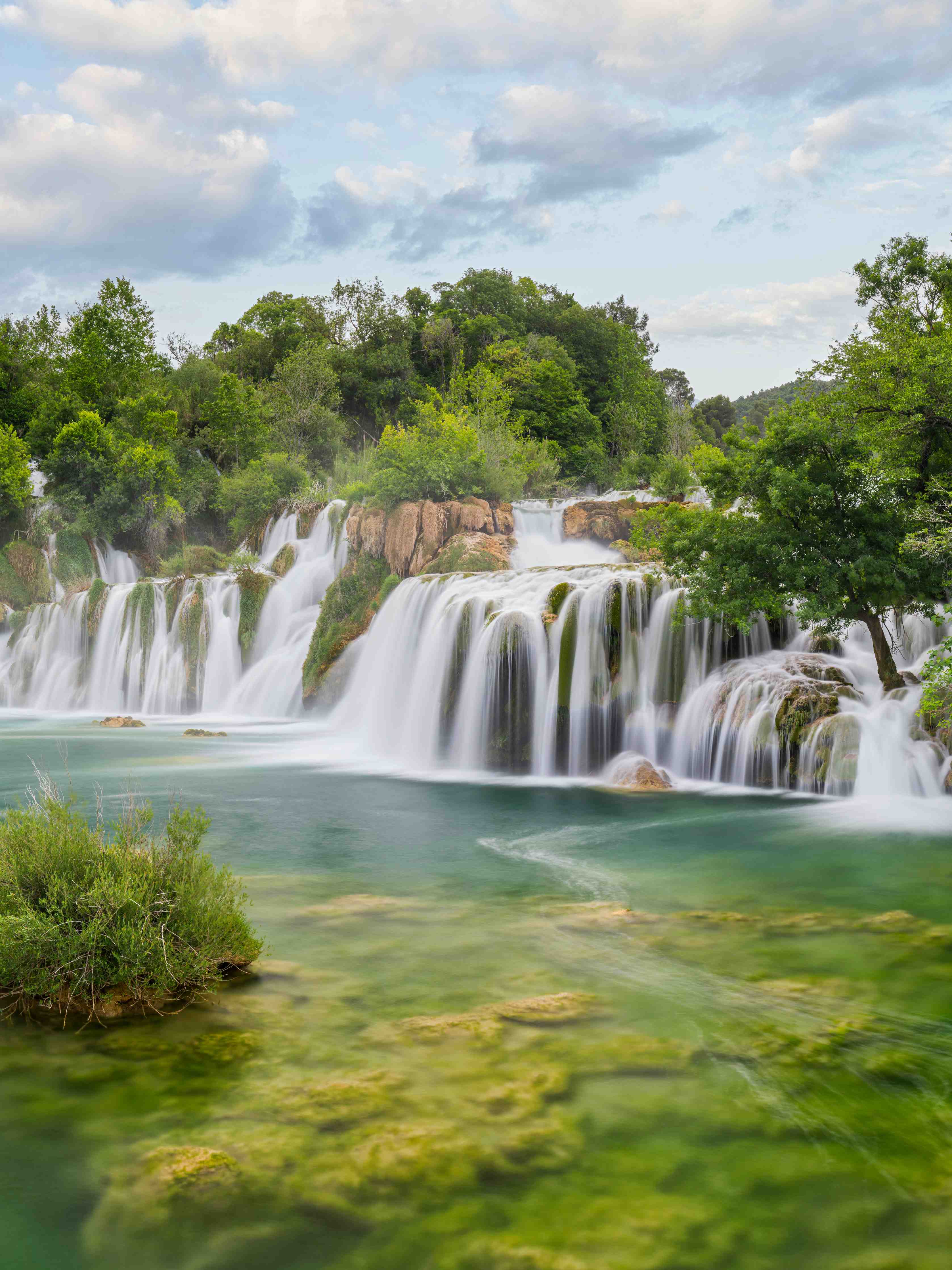 Wandverkleidung Bad-Grauer Wasserfall im Grünwald