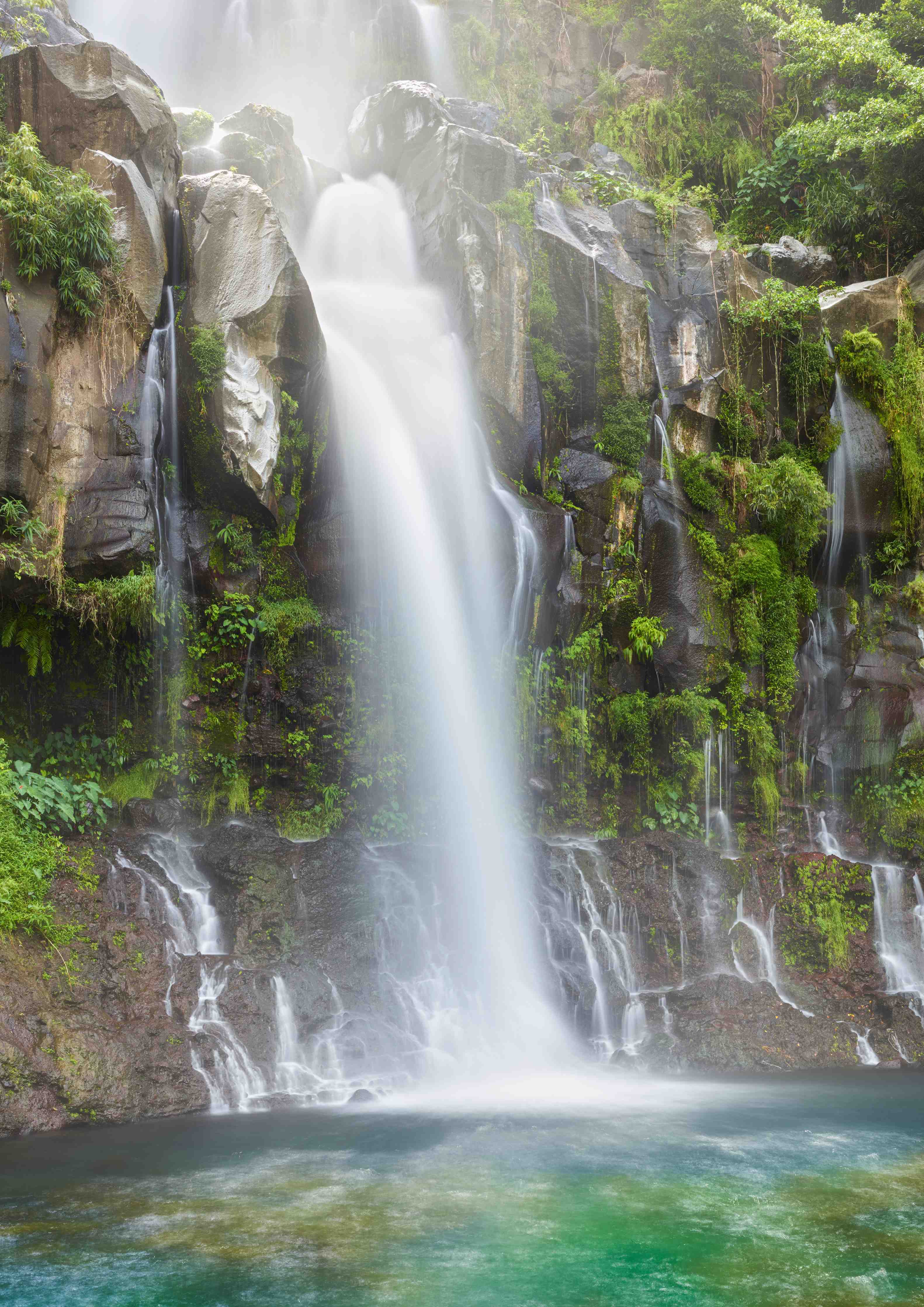Wandverkleidung Bad-Grauer Wasserfall im Naturtraum