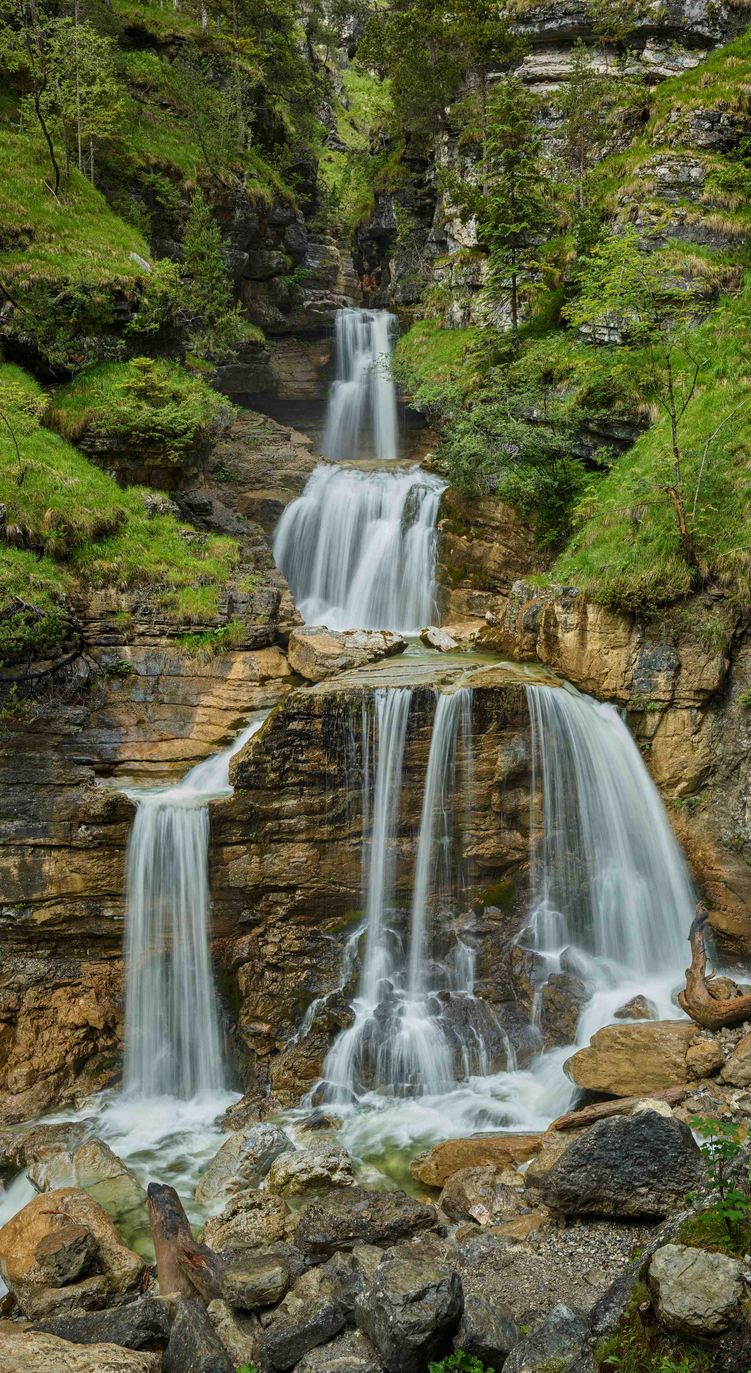 Wandverkleidung Bad-Grauer Wasserfall im grünen Paradies