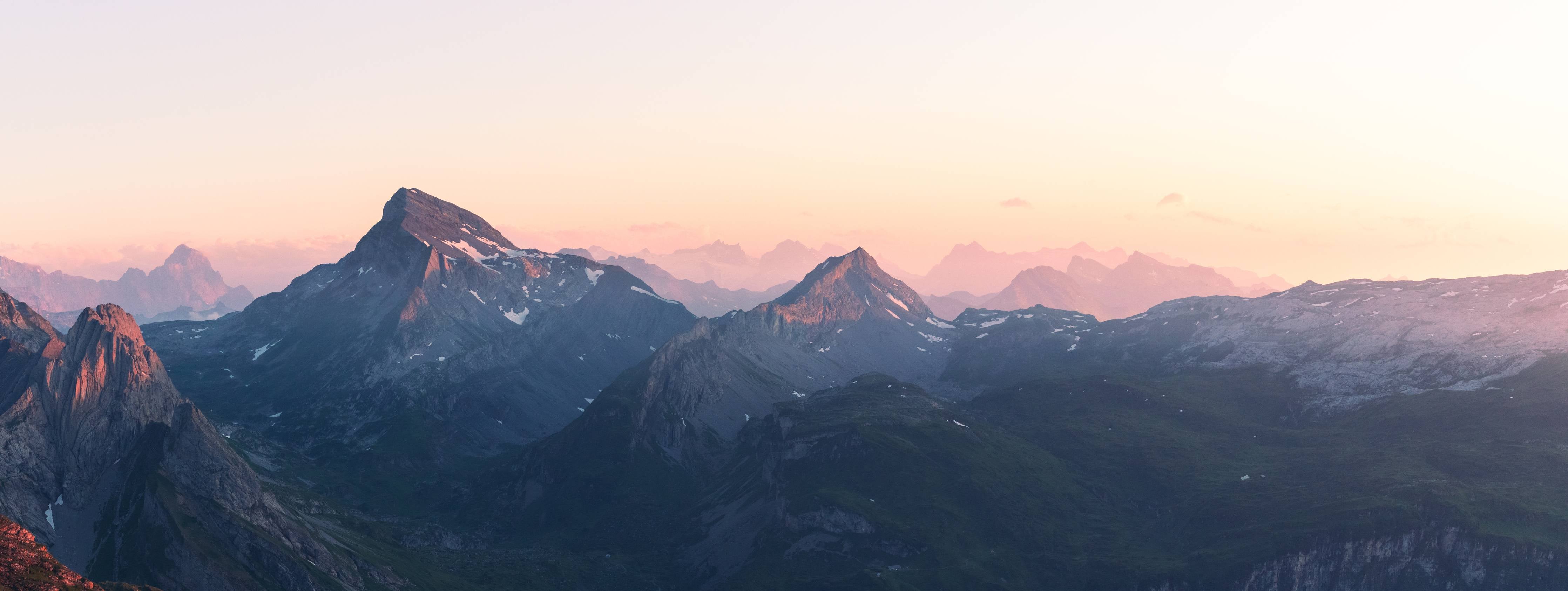 Wandverkleidung Bad-Graues Licht über Berggipfeln