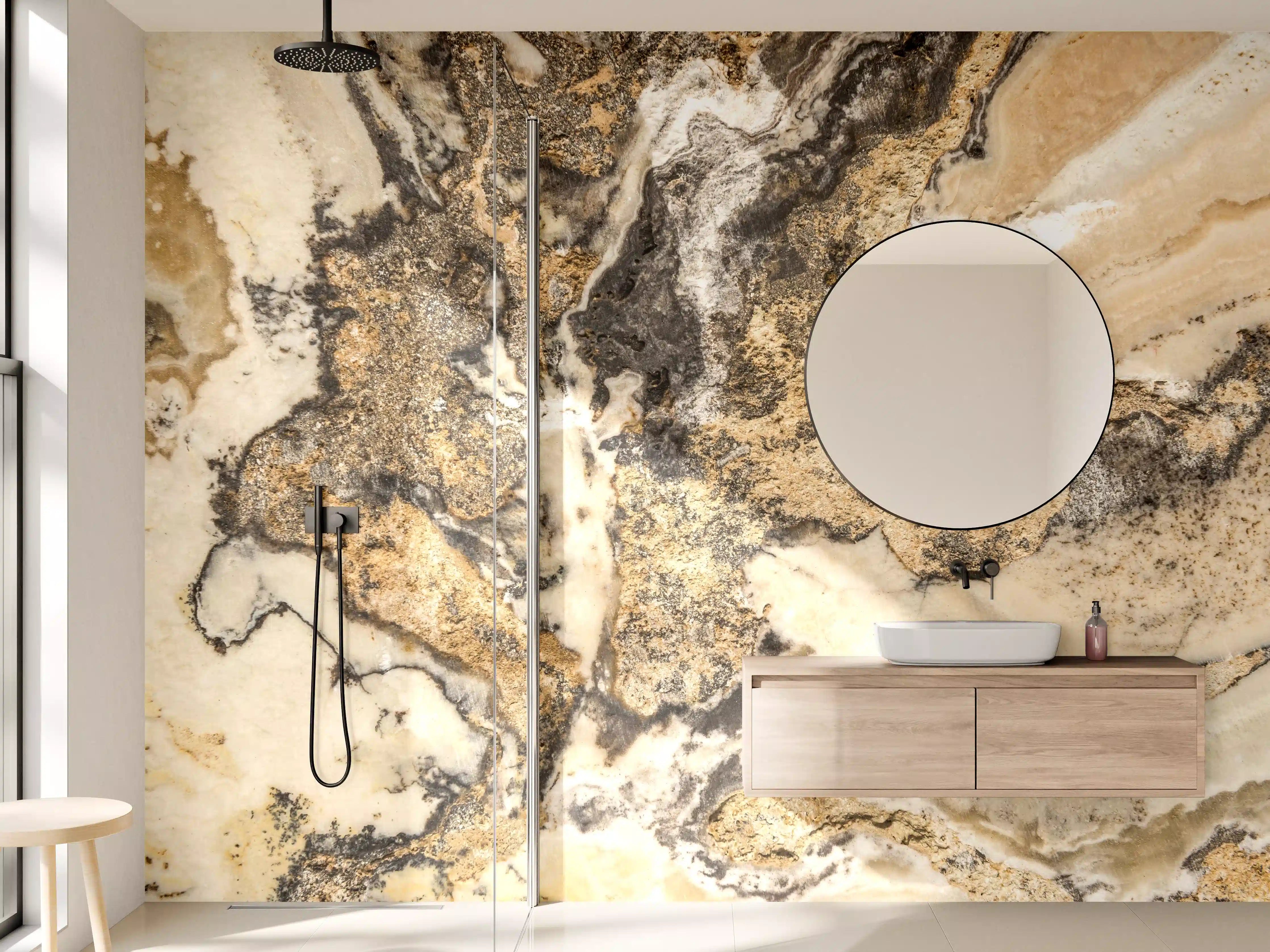 Wandverkleidung Bad - Grauschimmernde Marmor-Akzente mit Gold