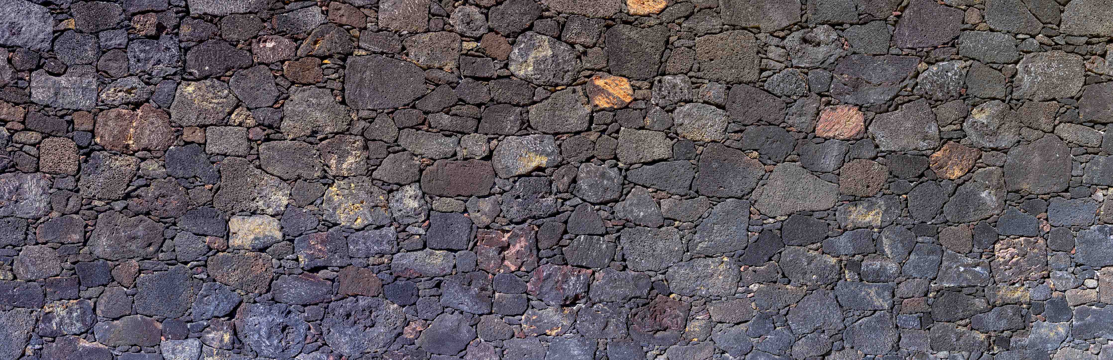 Wandverkleidung Bad-Grober Asphaltboden in dunklen Tönen