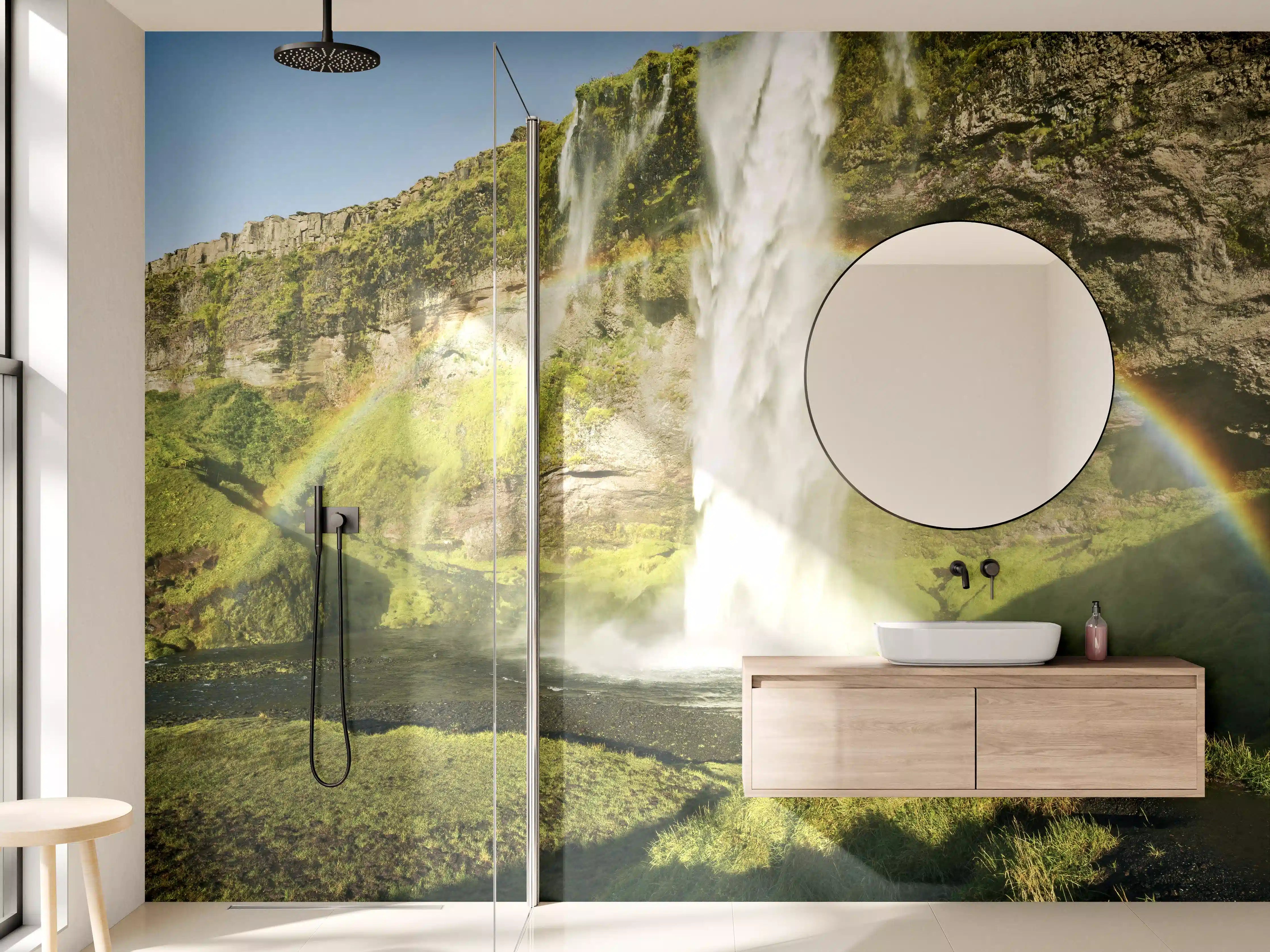 Wandverkleidung Bad - Grüne Wasserfall-Landschaft mit Regenbogen