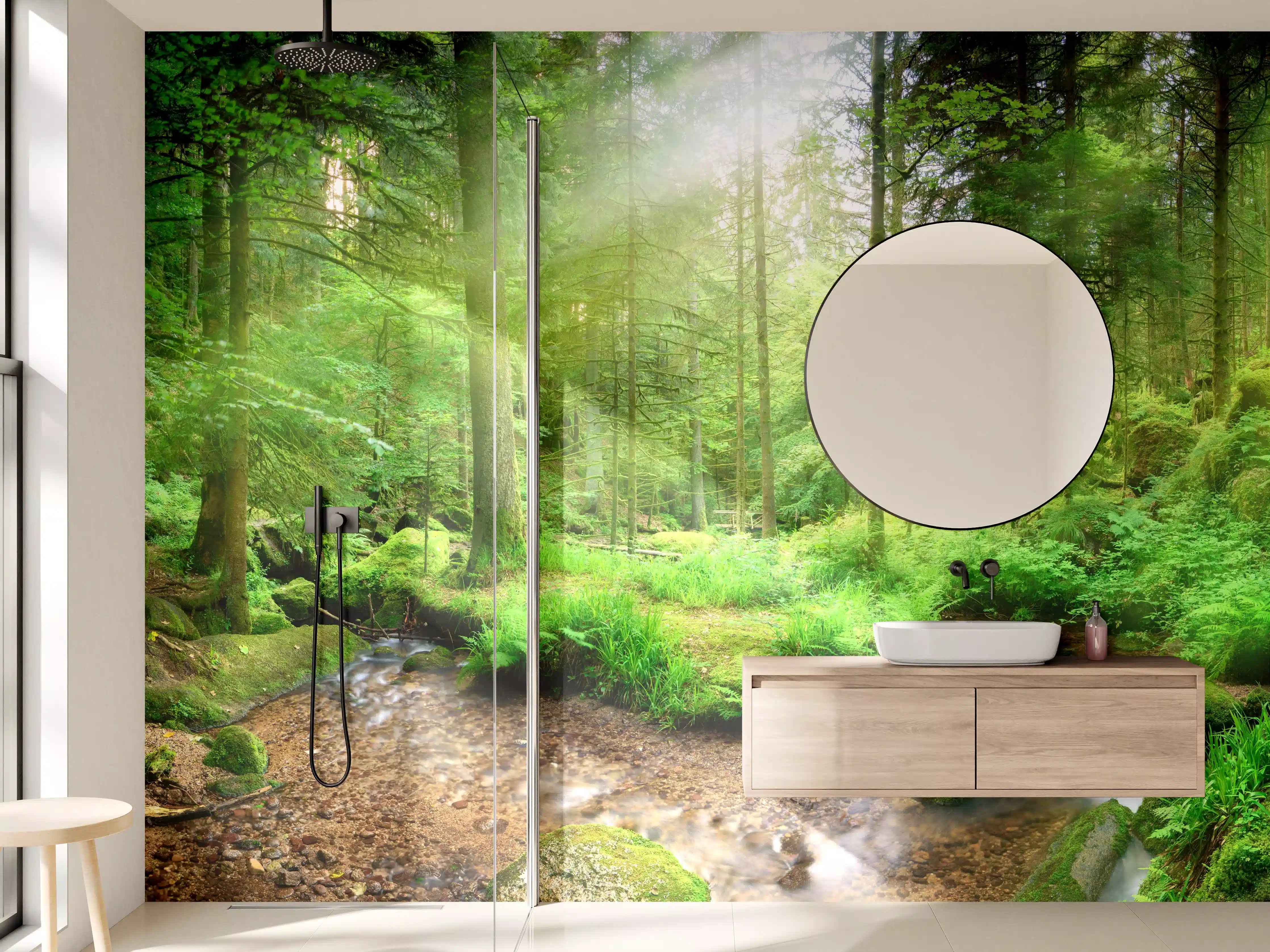 Wandverkleidung Bad - Grüner Wald mit Bach und Sonnenlicht