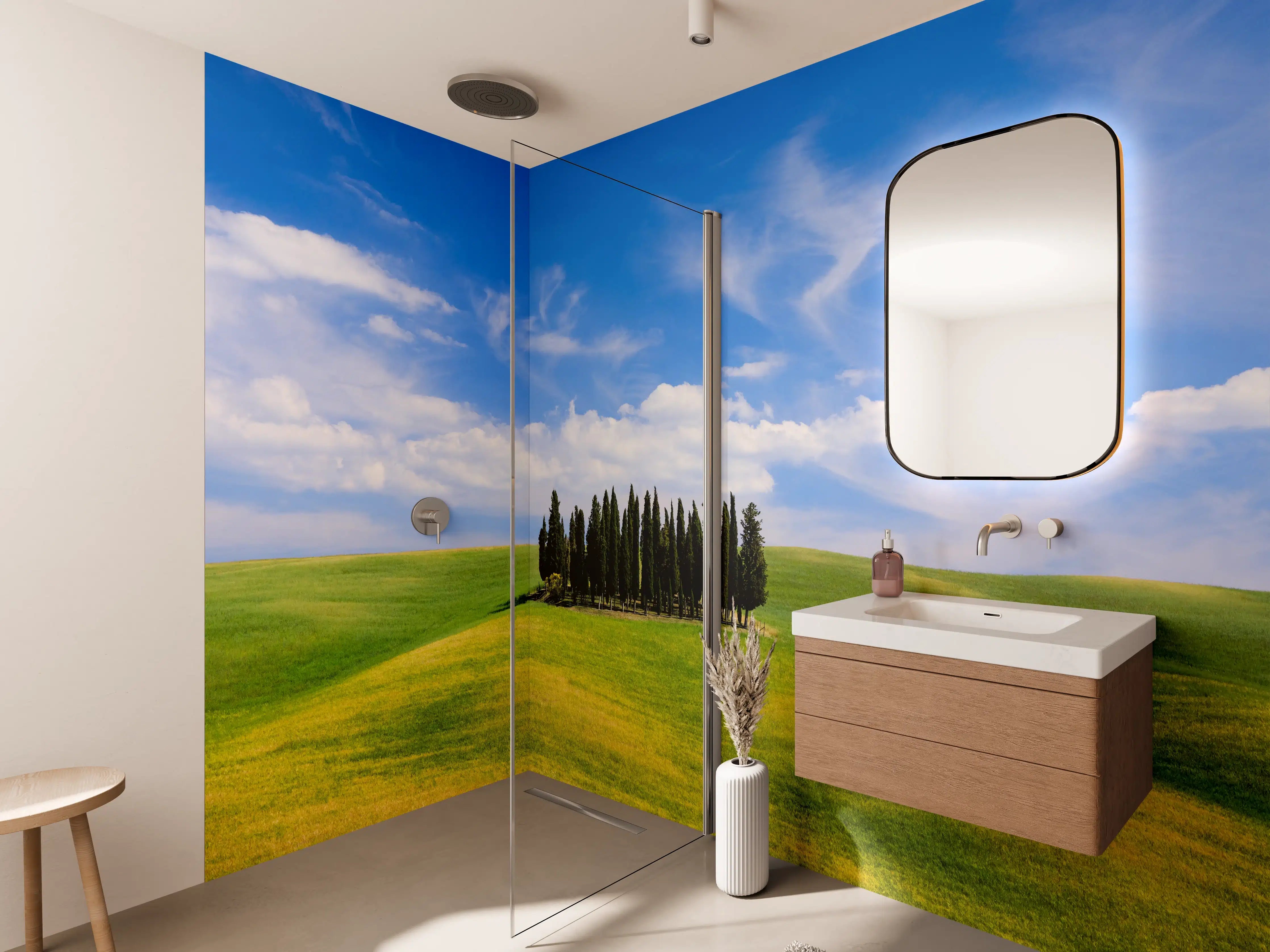 Wandverkleidung Bad - Grünes Hügelpanorama mit Wolken und Baumgruppe