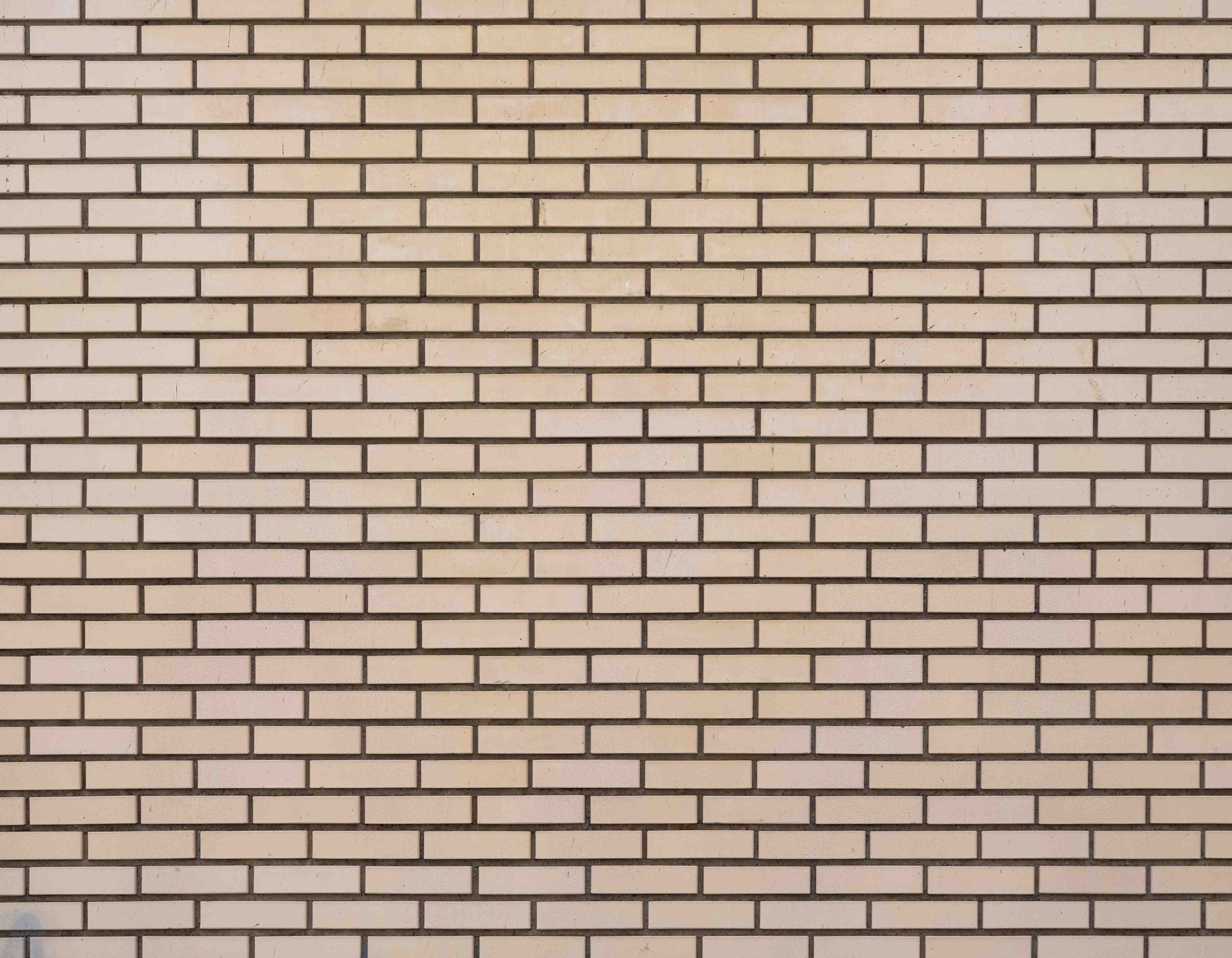 Wandverkleidung Bad-Hellbeige Ziegelmauer mit dunklen Fugen