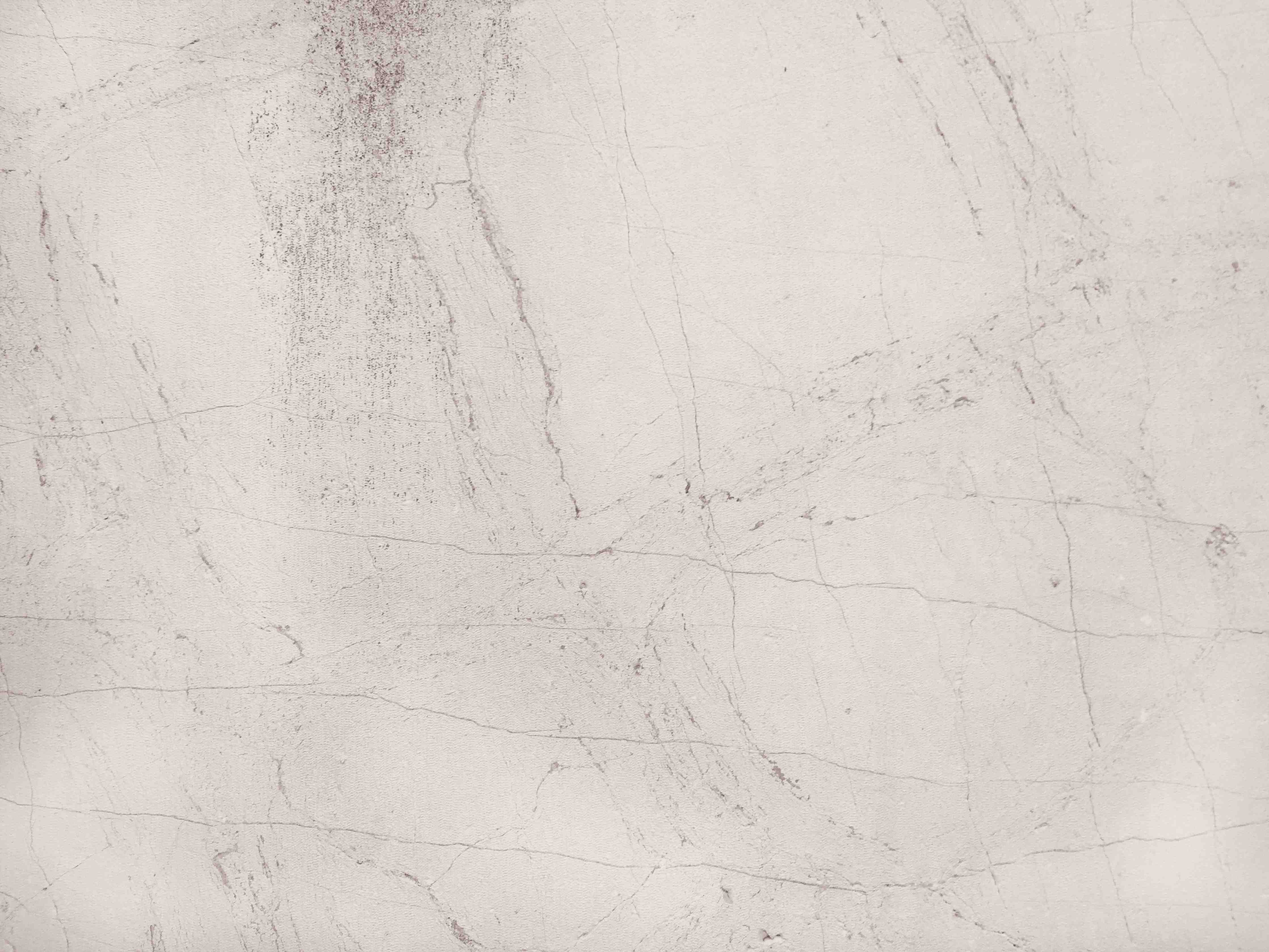 Wandverkleidung Bad-Helle Betonwand mit feinen Rissen