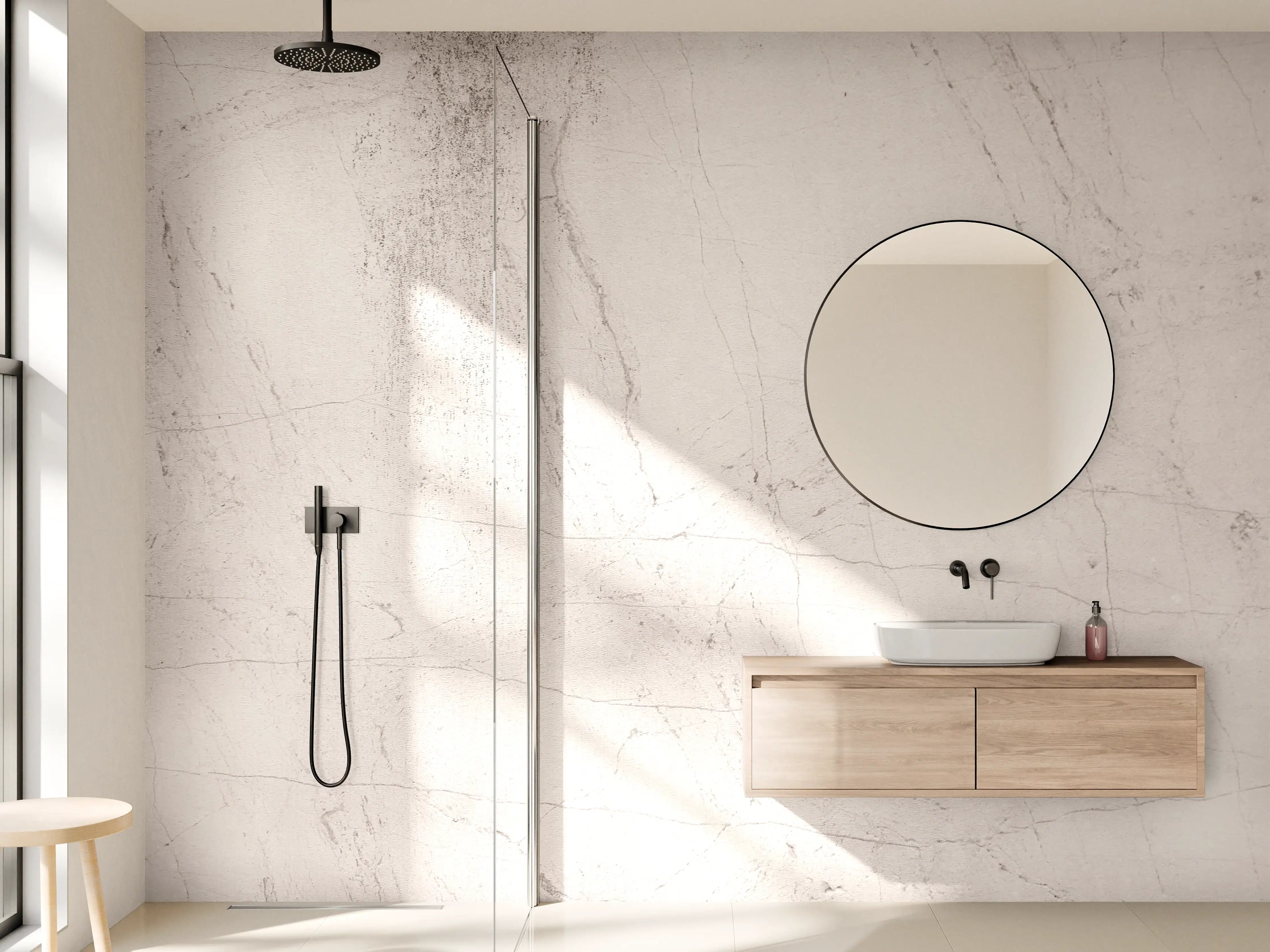 Wandverkleidung Bad - Helle Betonwand mit feinen Rissen