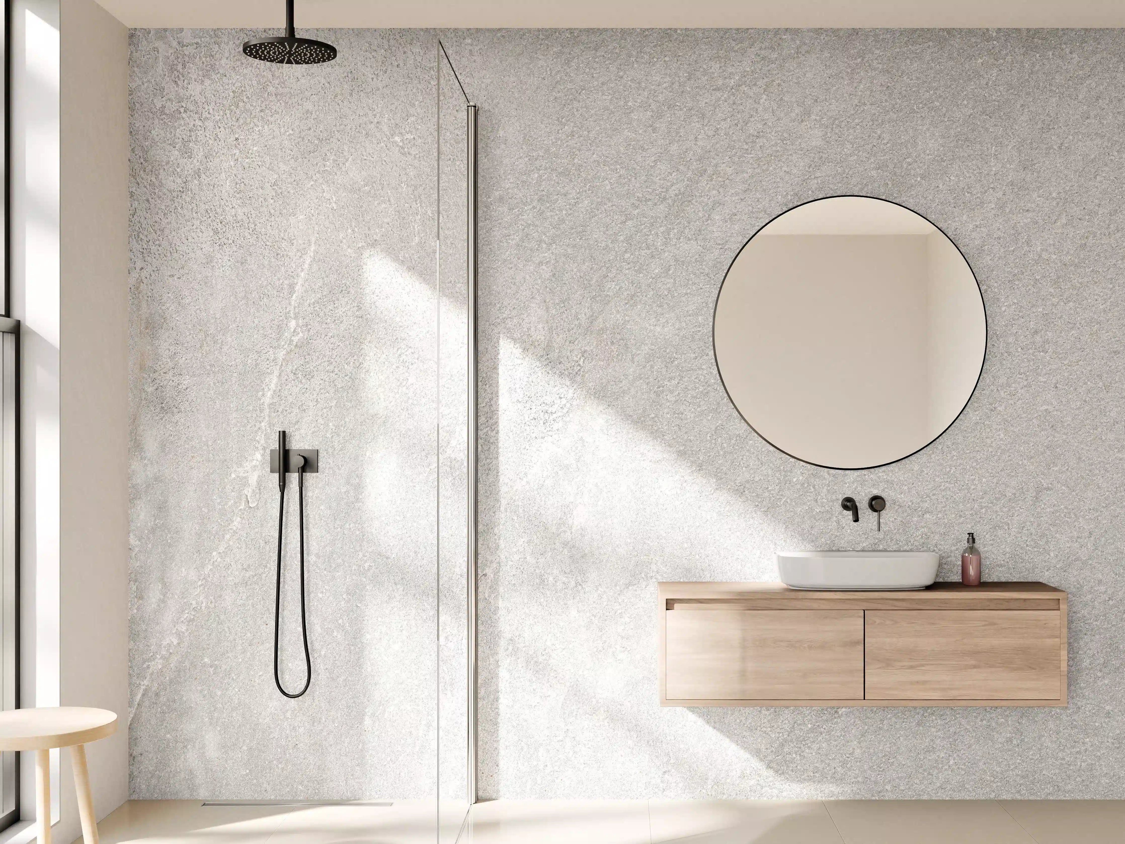 Wandverkleidung Bad - Helle Betonwand mit strukturierter Oberfläche