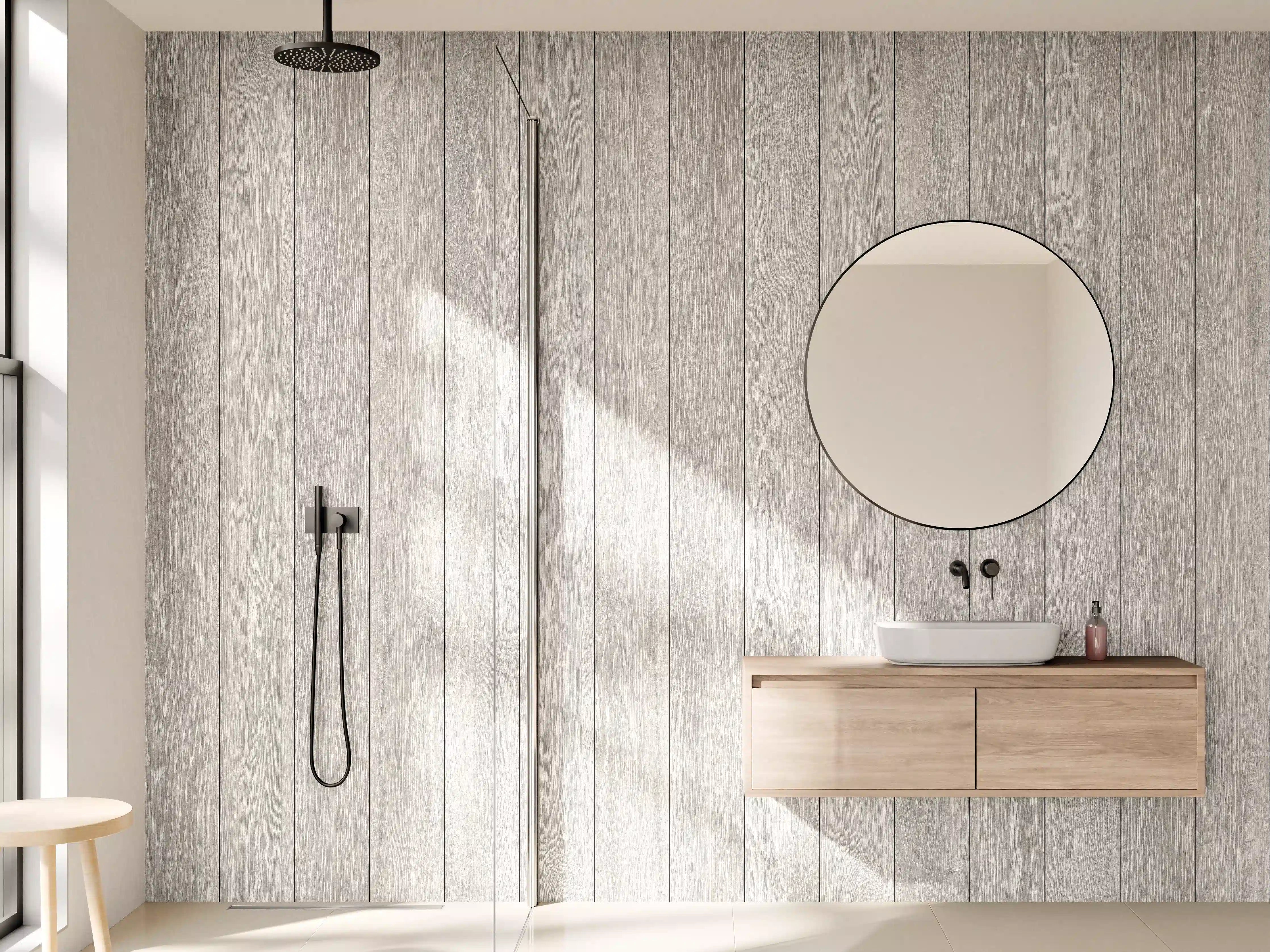 Wandverkleidung Bad - Helle Holzoptik mit Grau-Details