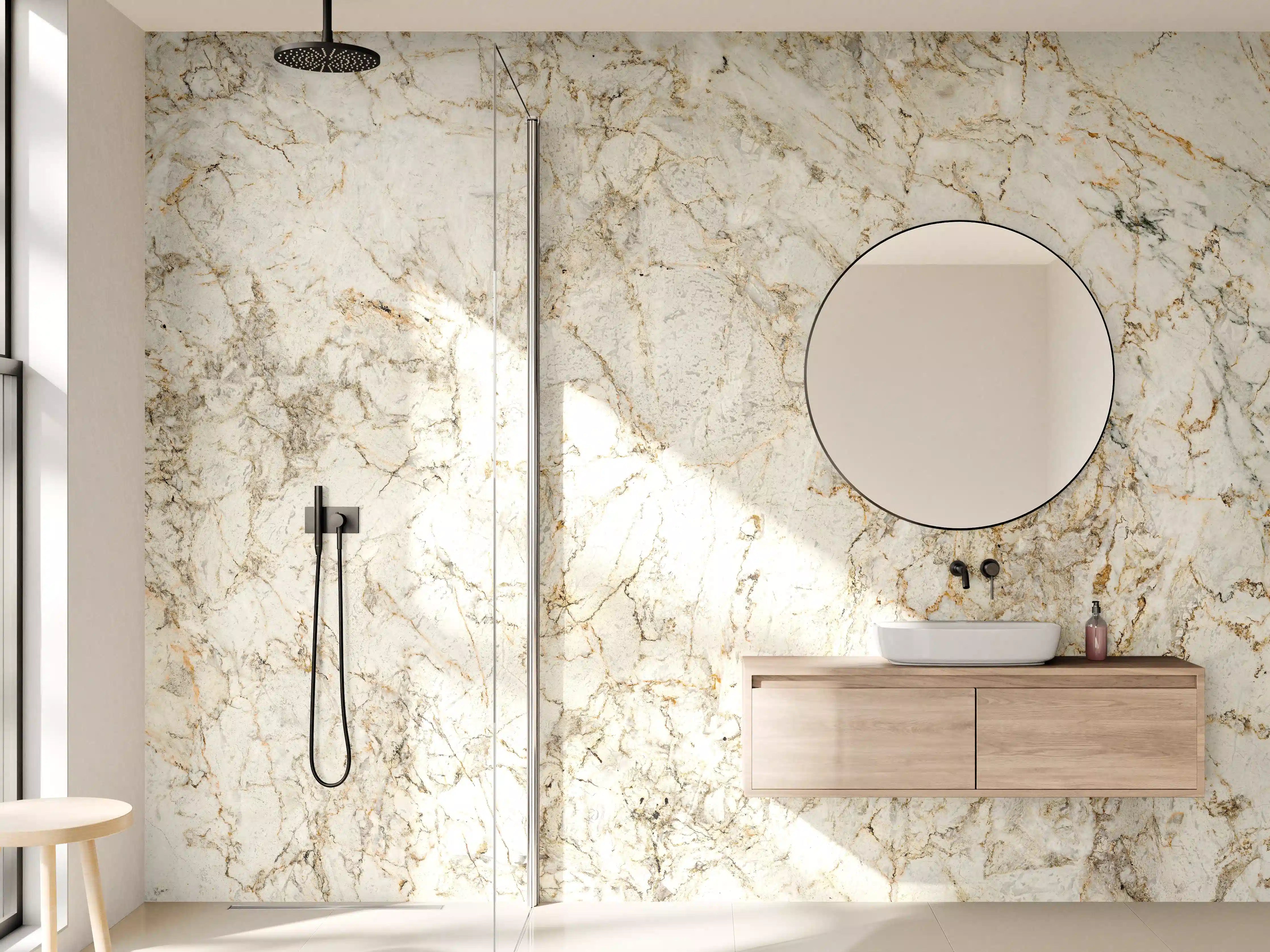 Wandverkleidung Bad - Helle Marmortextur in Creme-Tönen