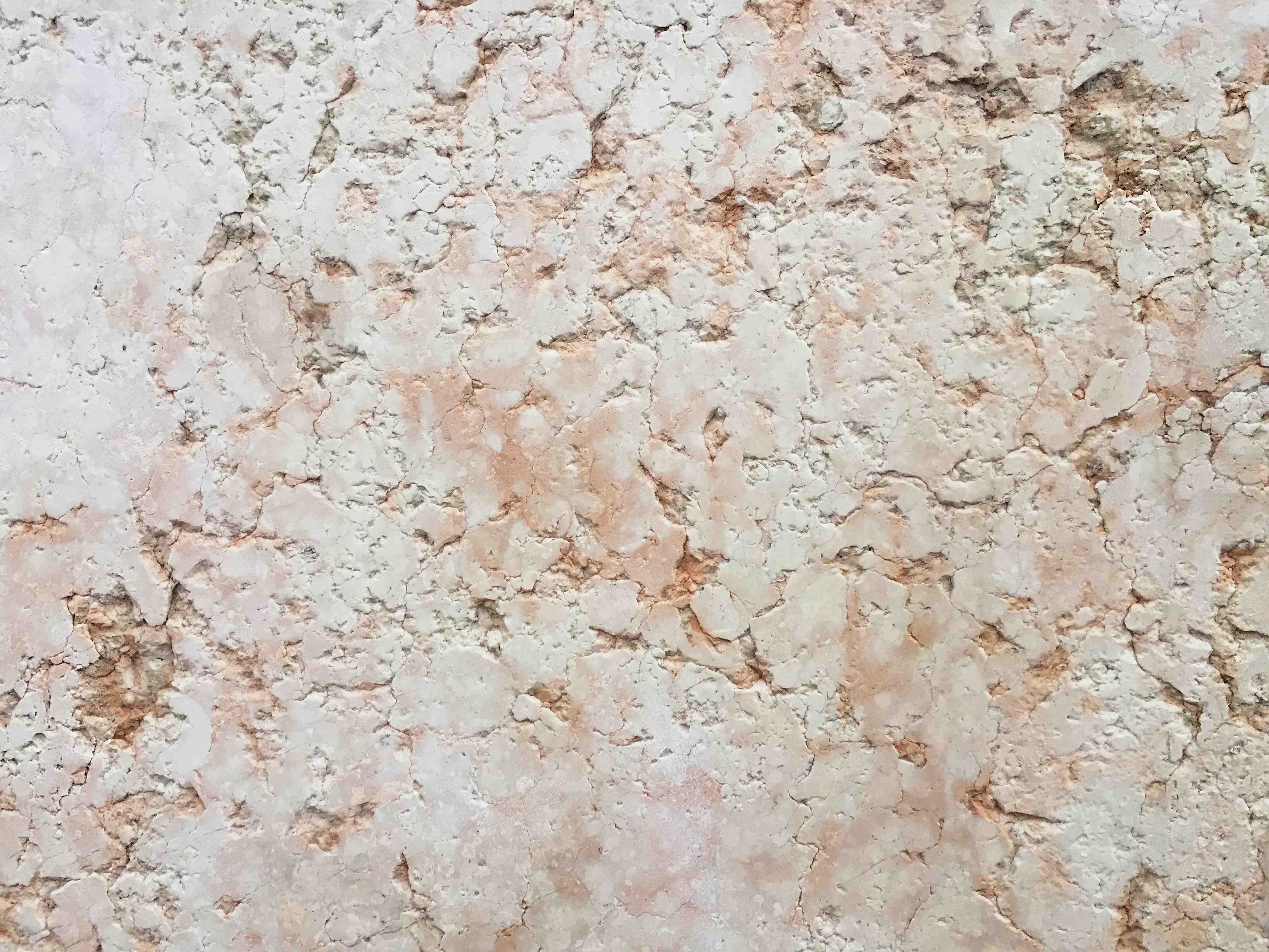 Wandverkleidung Bad-Helle Putzstruktur mit warmen Farbtönen