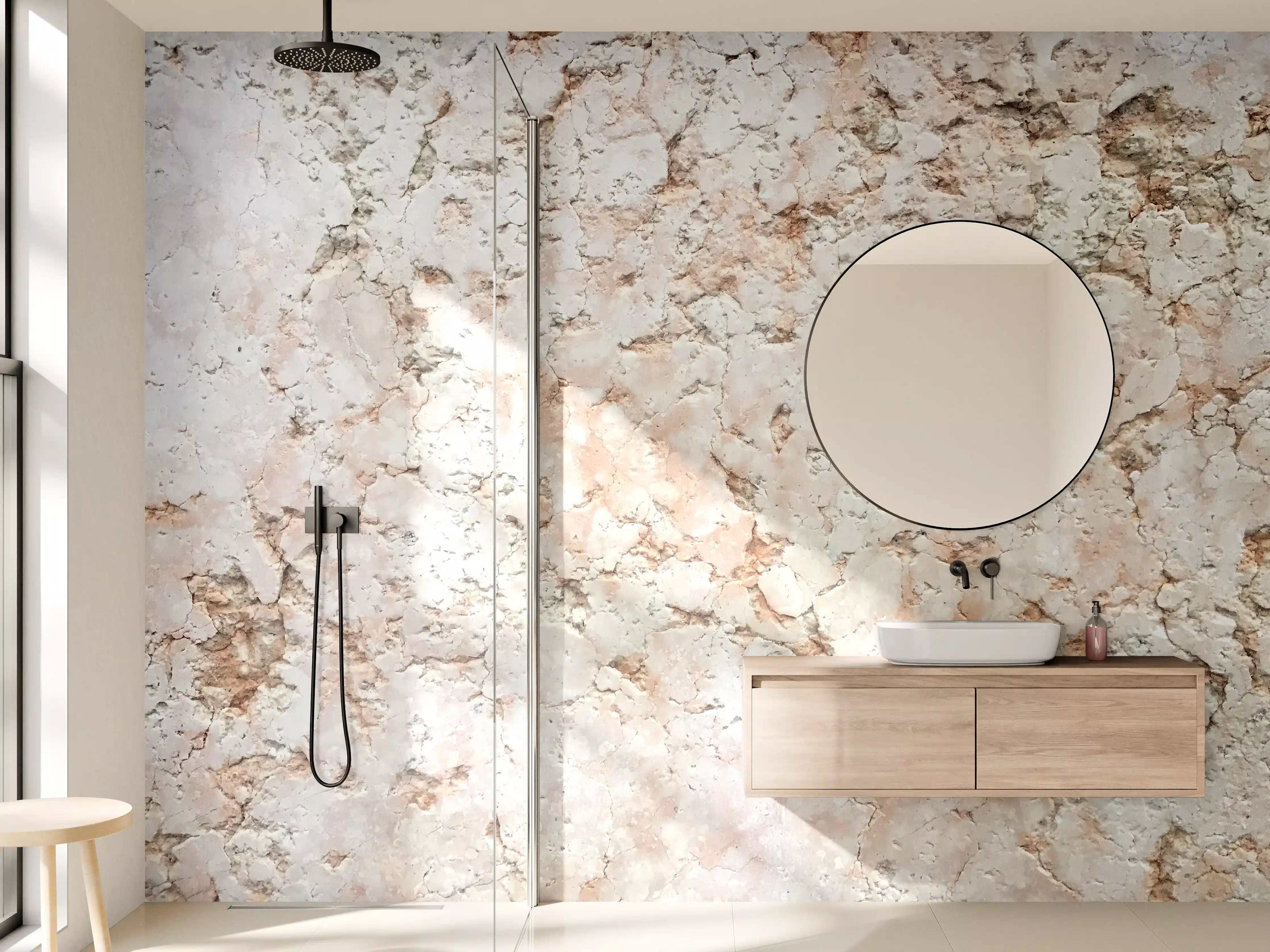 Wandverkleidung Bad - Helle Putzstruktur mit warmen Farbtönen