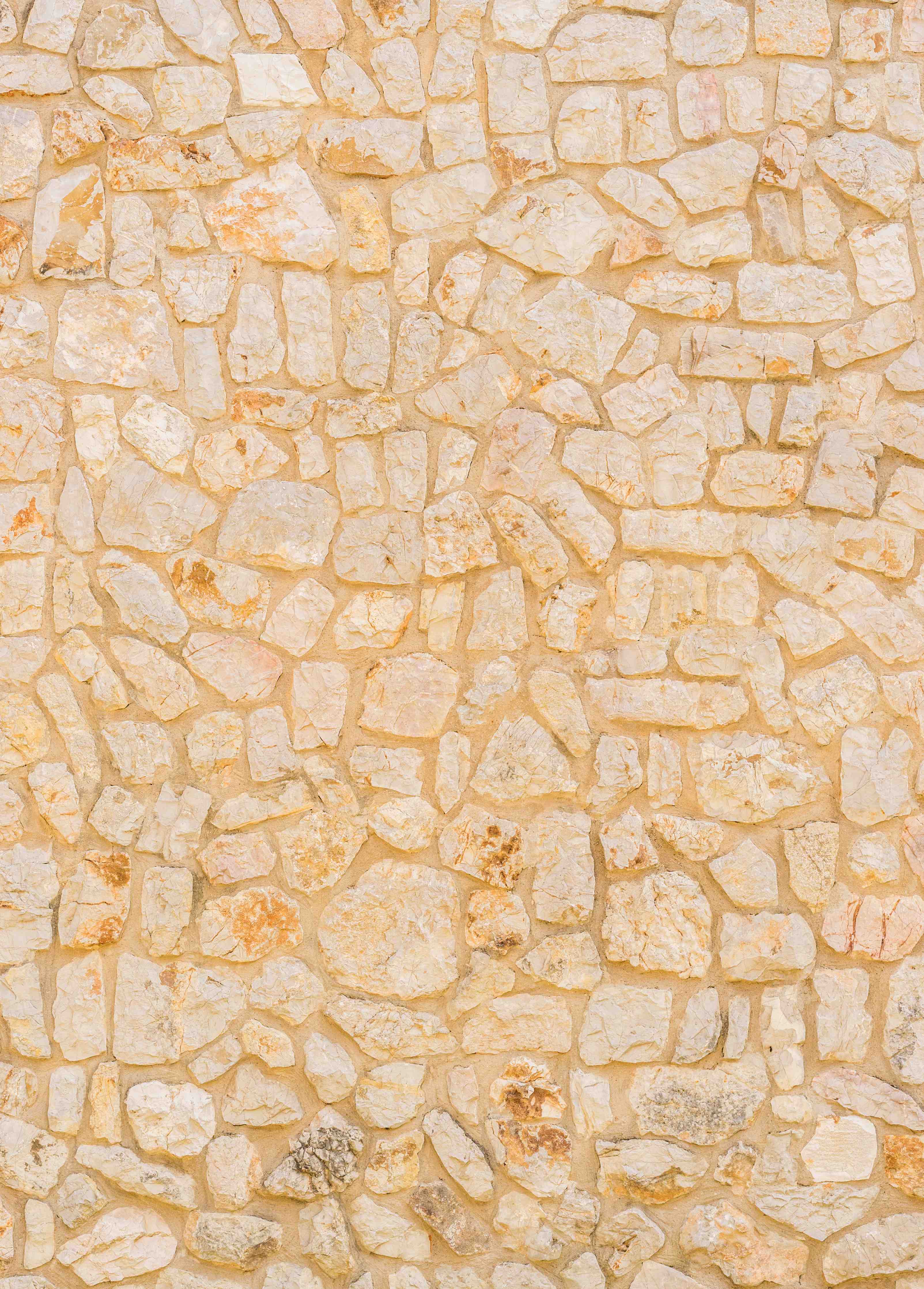 Wandverkleidung Bad-Helle Steinwand mit warmen Tönen