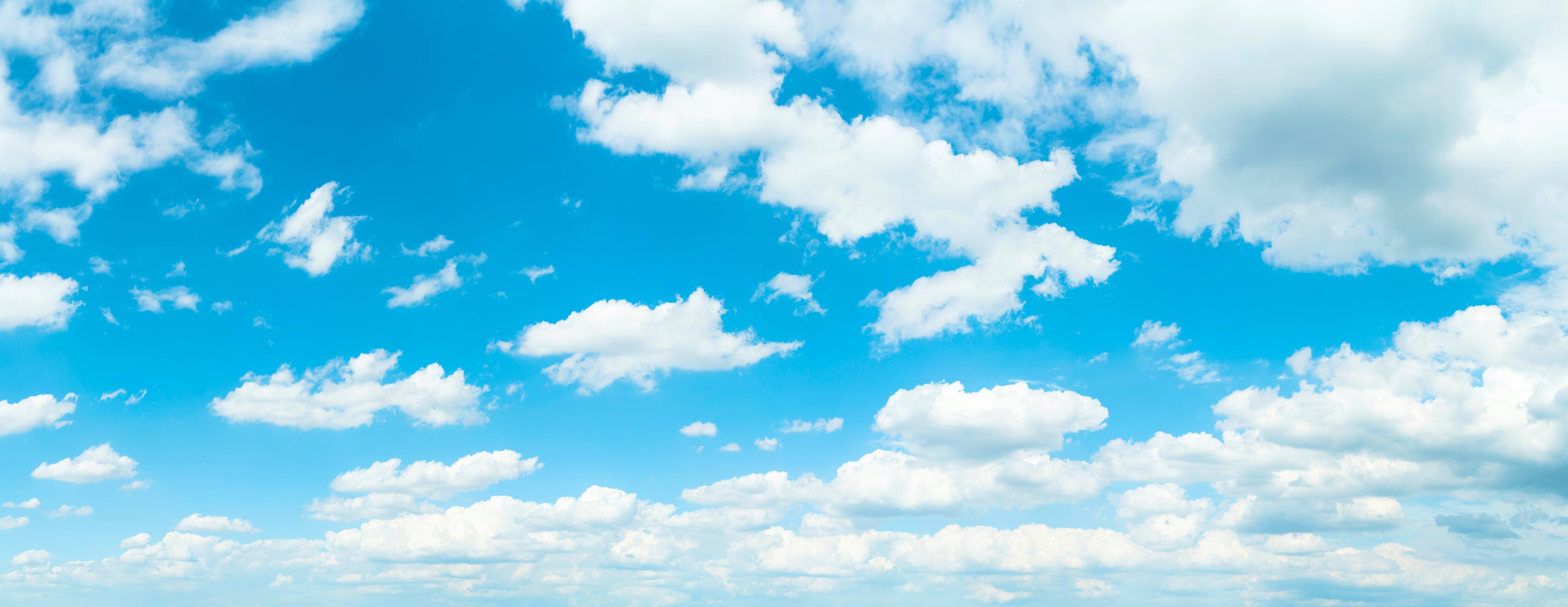 Wandverkleidung Bad-Himmel in Grautönen mit Wolken