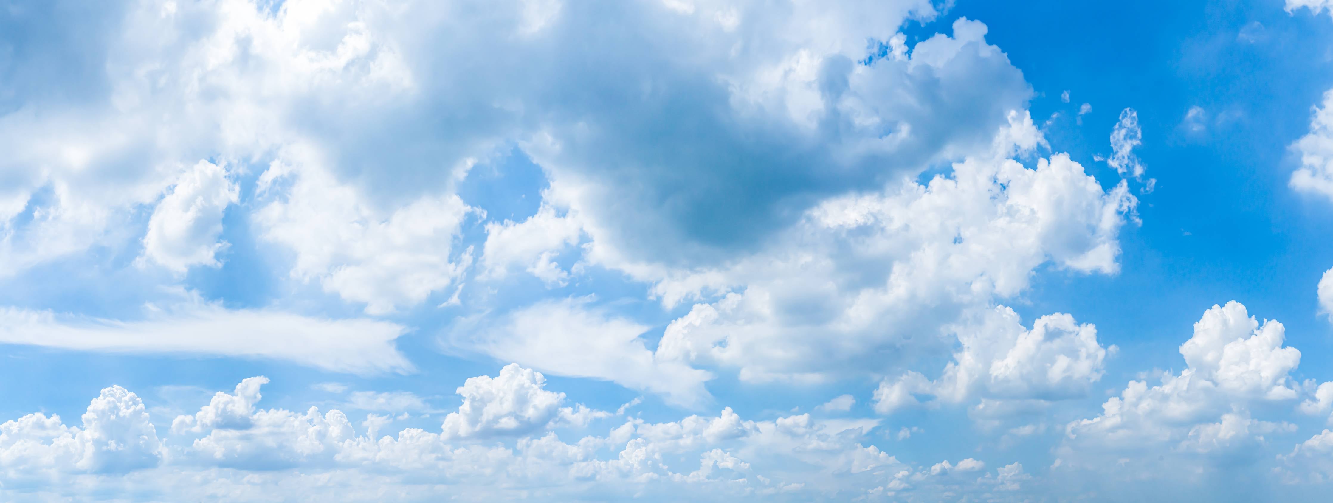Wandverkleidung Bad-Himmel mit Wolken in lebendigen Blau- und Weißtönen