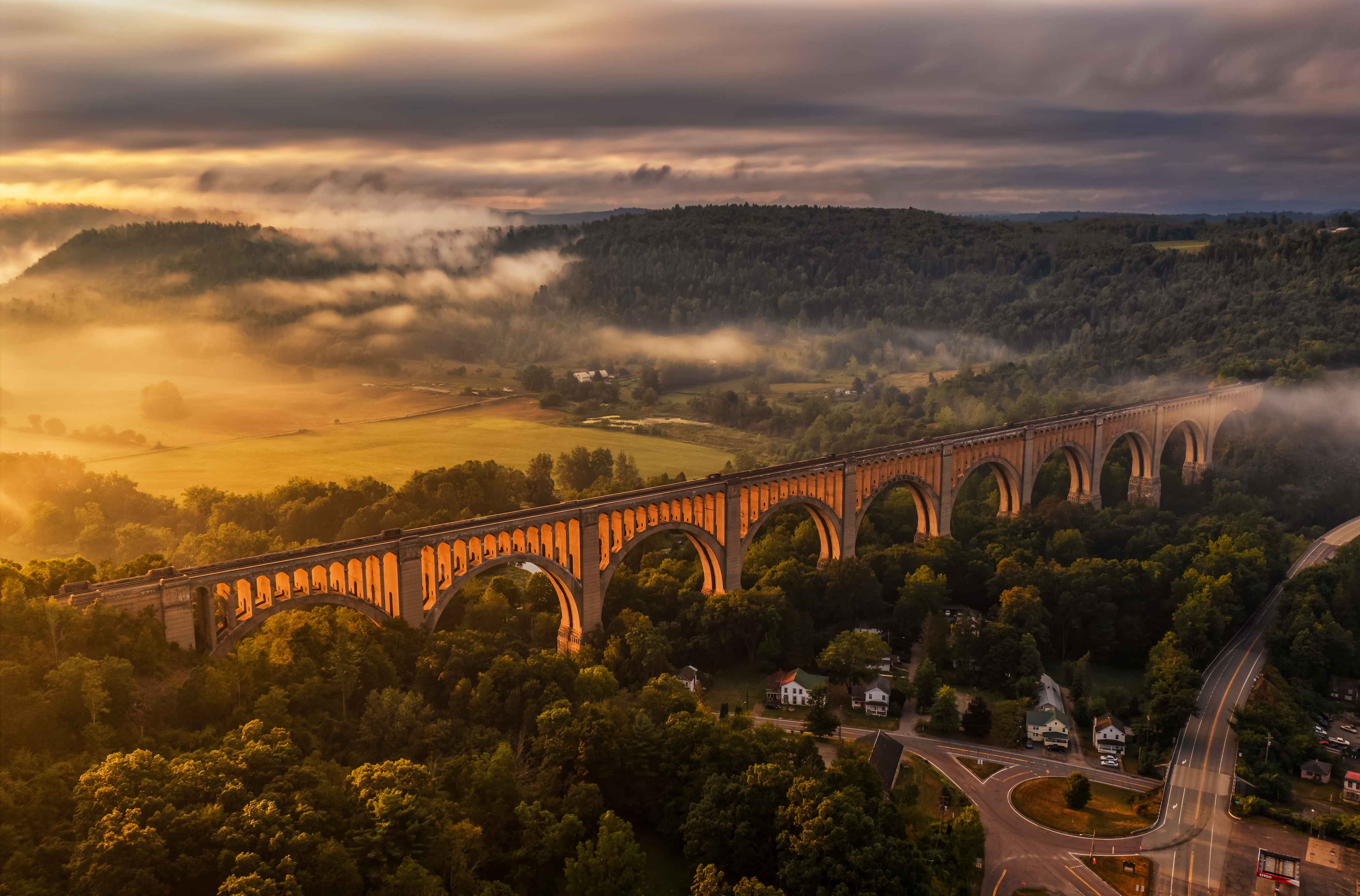 Wandverkleidung Bad-Hochspannende Eisenbahnbrücke bei Sonnenaufgang