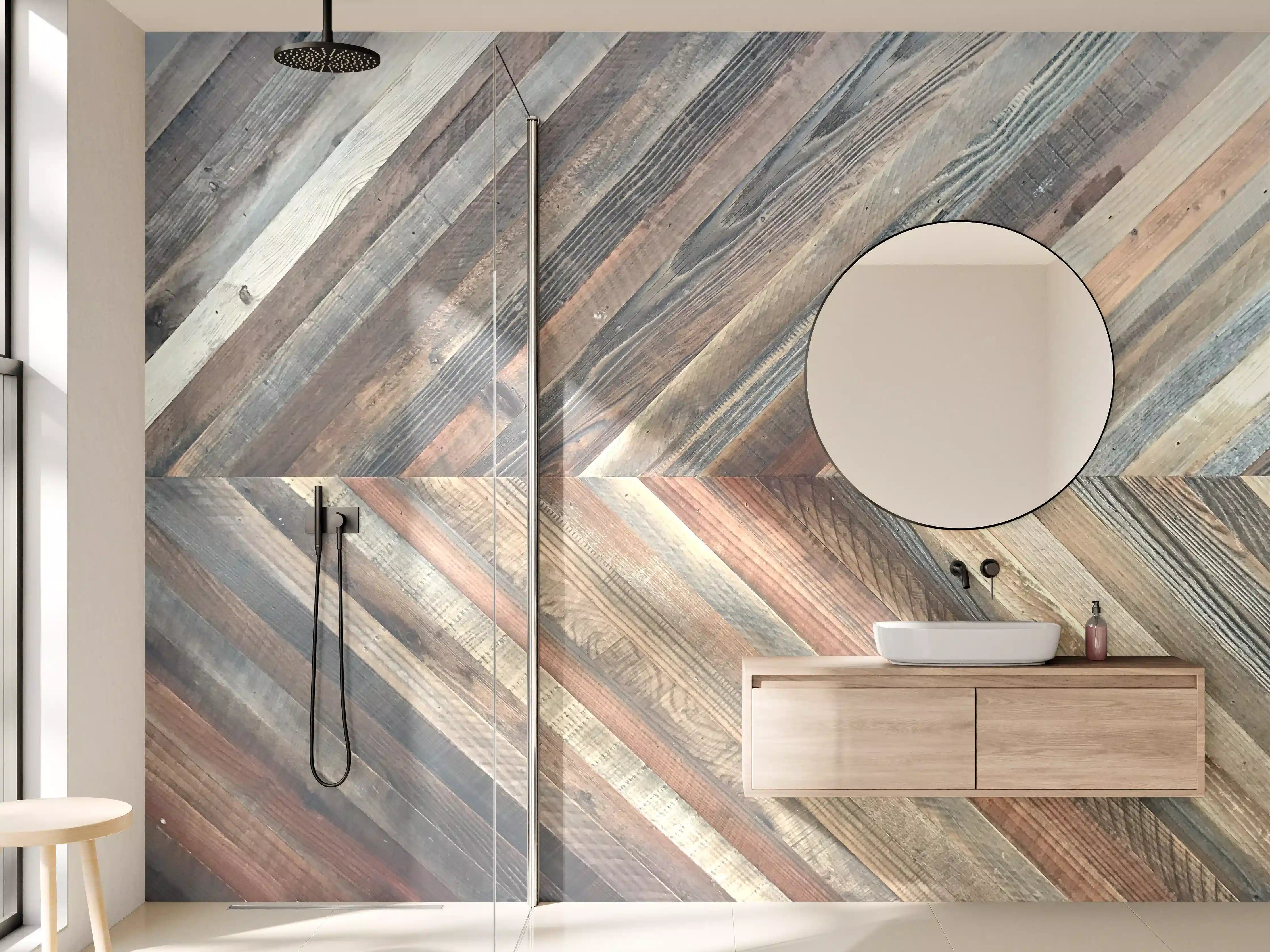 Wandverkleidung Bad - Holzoptik mit bunten Akzenten