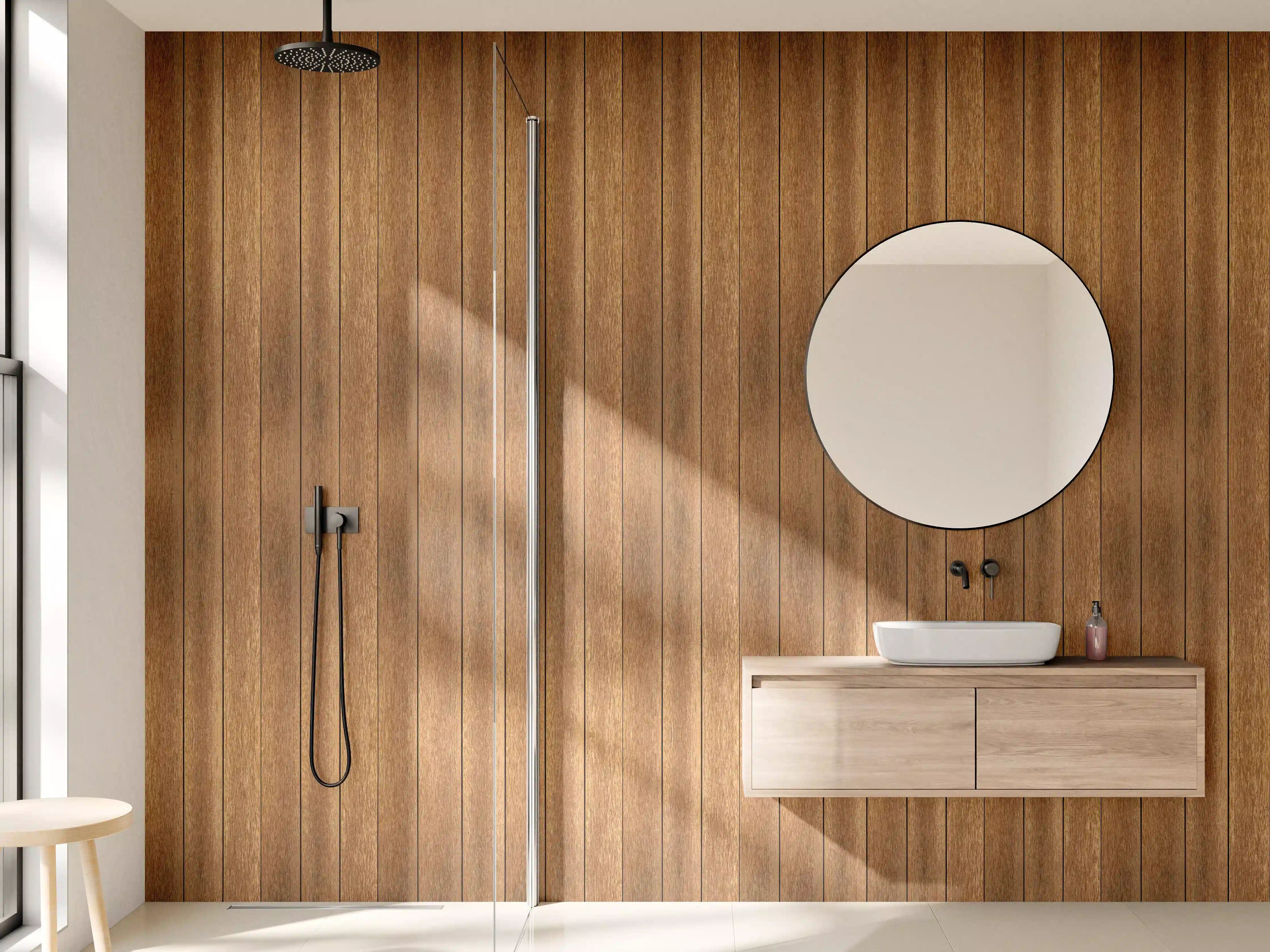 Wandverkleidung Bad - Holzpaneel mit warmem Braun-Ton