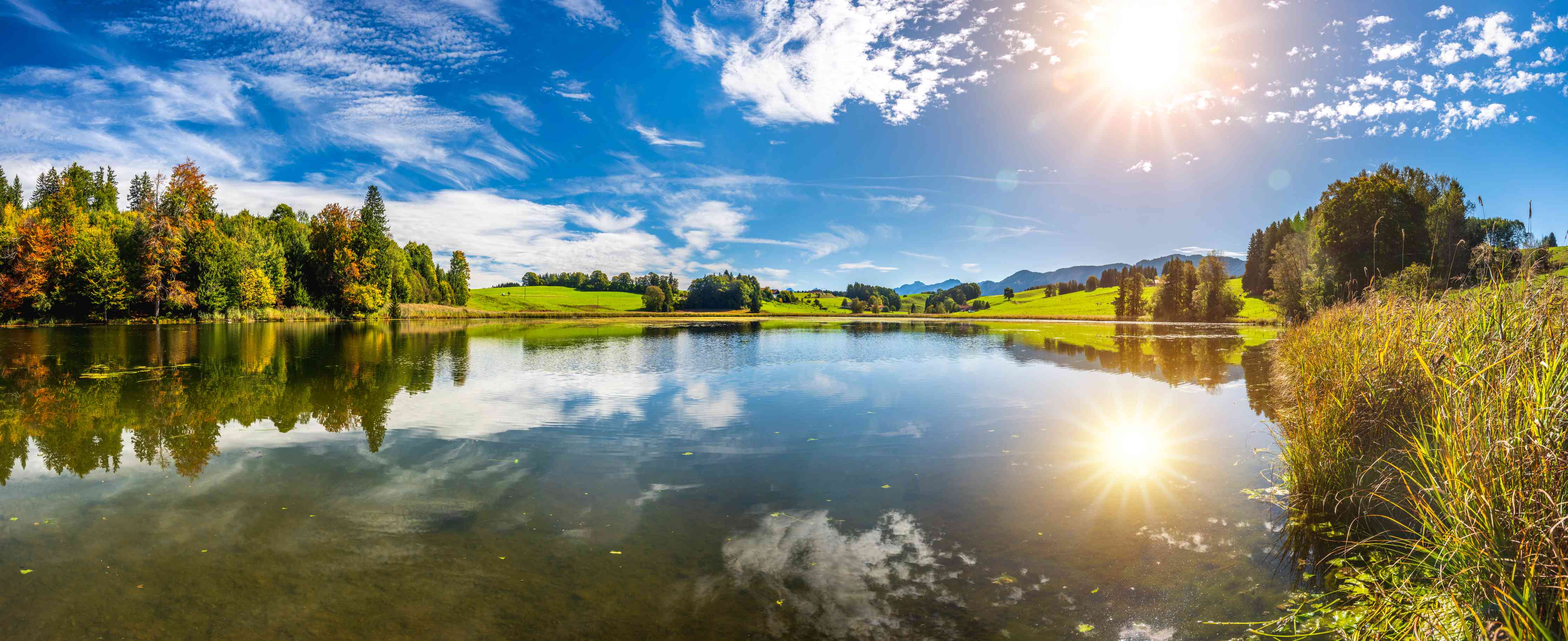 Wandverkleidung Bad-Idyllische Flusslandschaft bei Sonnenlicht